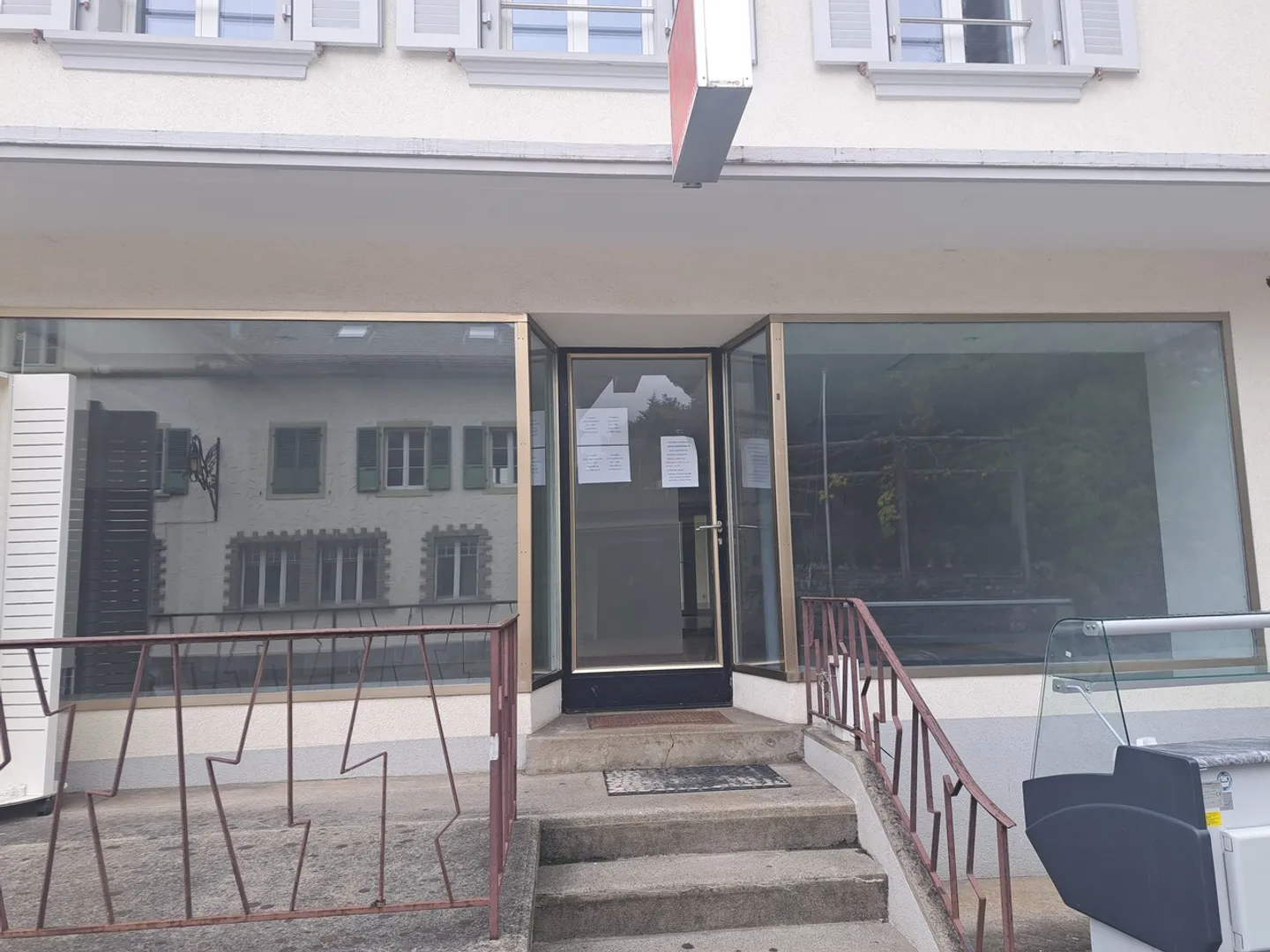 LA TOUR-DE-TREME / Spazio commerciale di 98 m2 al piano terra con vetrina - Foto 7 di 8