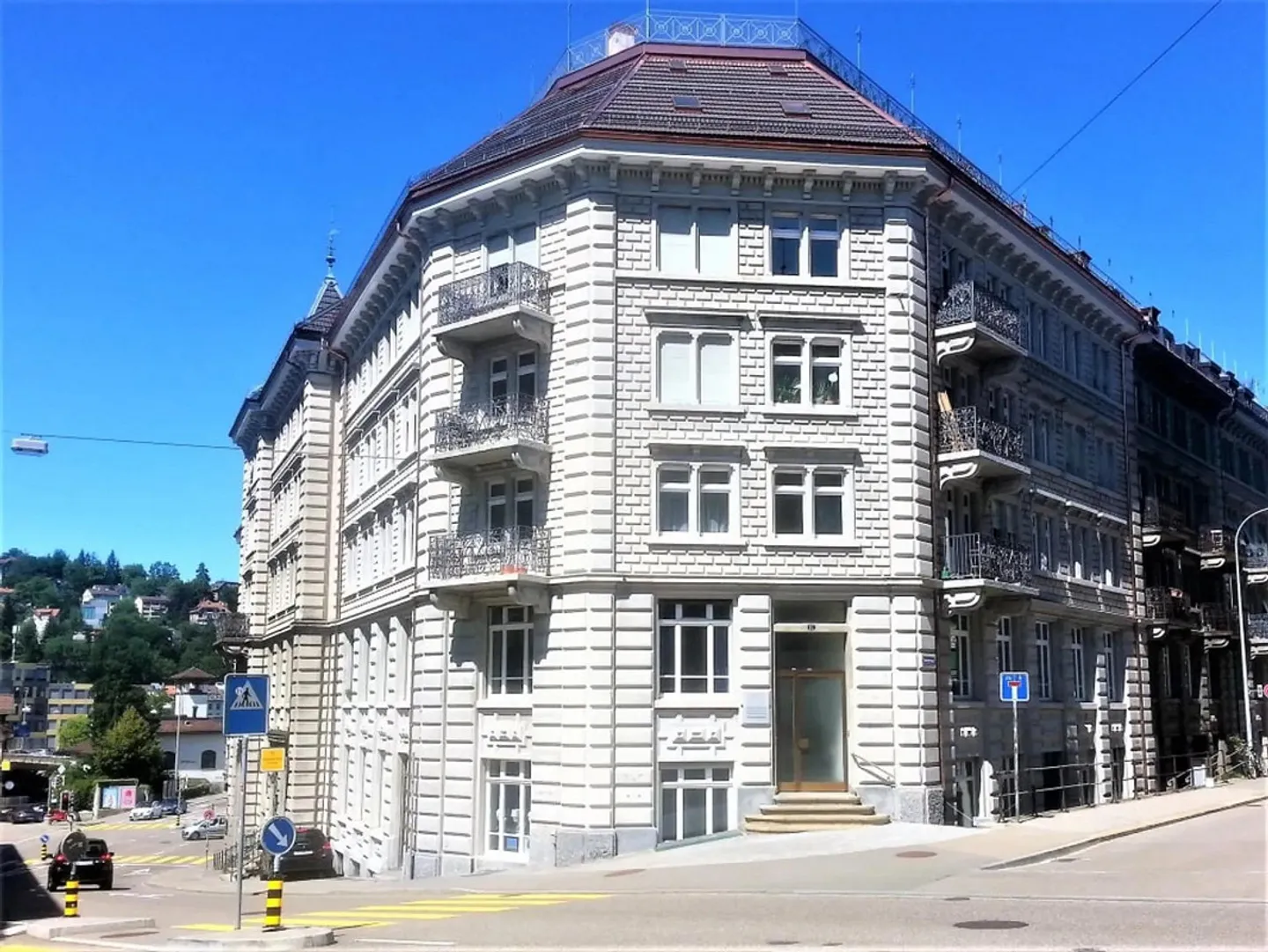 Près de la gare centrale de St-Gall, appartement ancien rénové et spacieux de 5.5 pièces avec balcon - Photo 1 sur 13