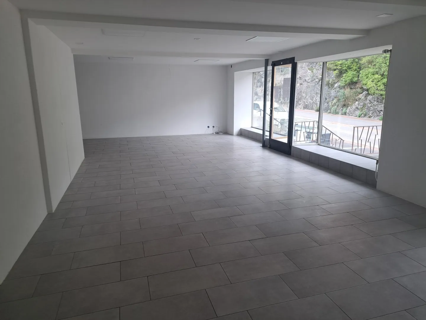 LA TOUR-DE-TREME / Spazio commerciale di 98 m2 al piano terra con vetrina - Foto 4 di 8