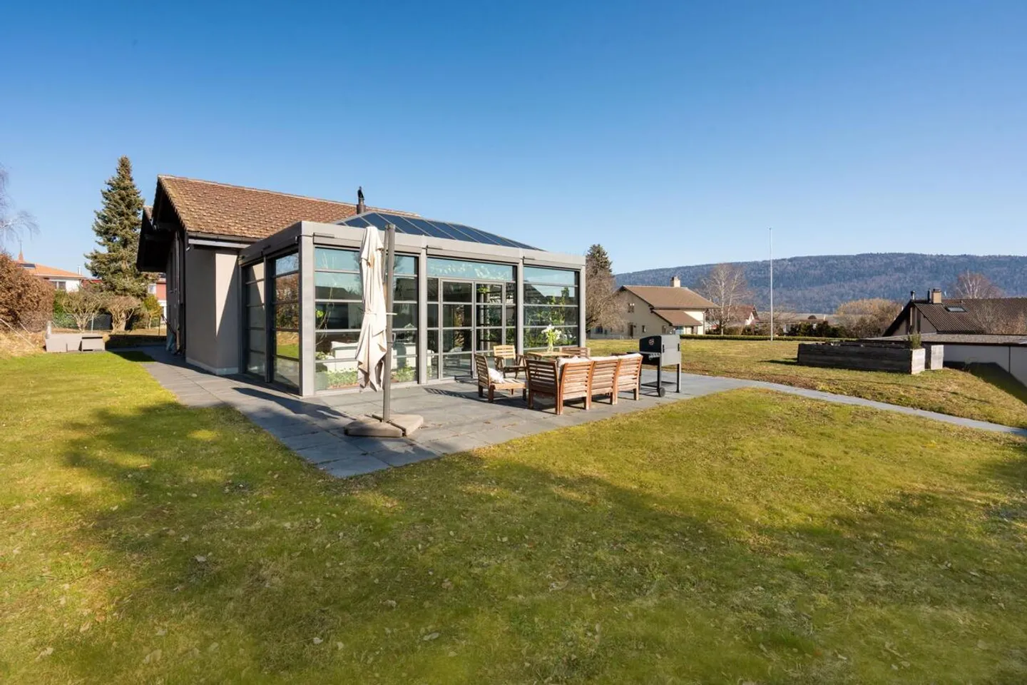 Vivere e Investire: Casa Bifamiliare con Reddito da Affitto - Foto 7 di 17