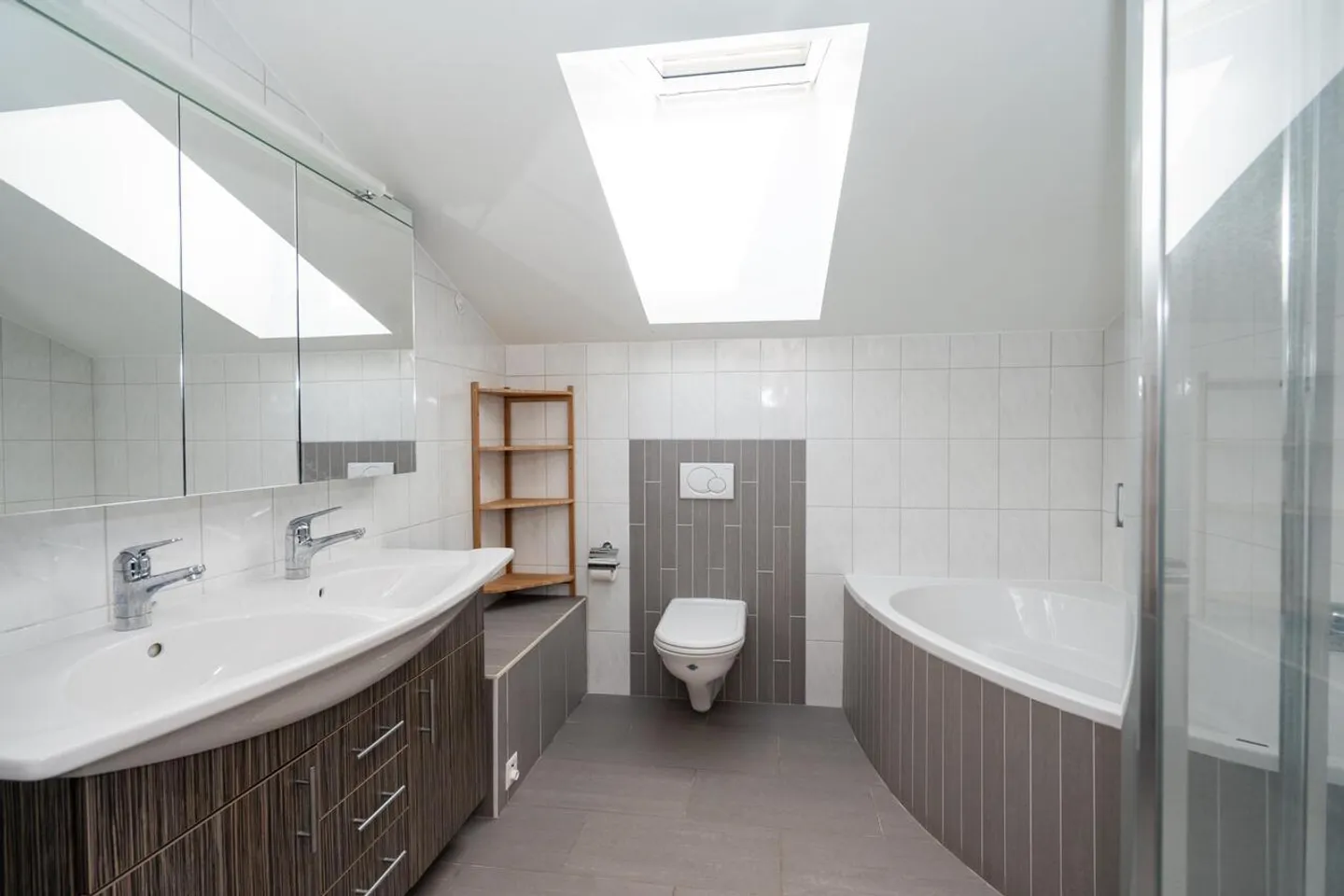 Vivere e Investire: Casa Bifamiliare con Reddito da Affitto - Foto 10 di 17