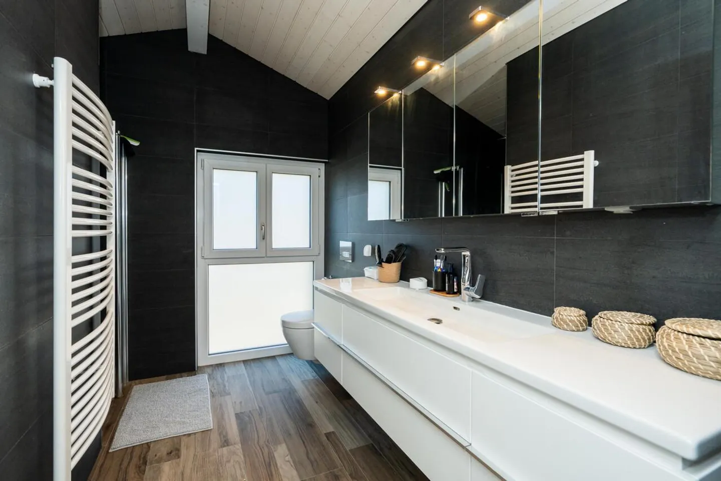 Vivere e Investire: Casa Bifamiliare con Reddito da Affitto - Foto 11 di 17
