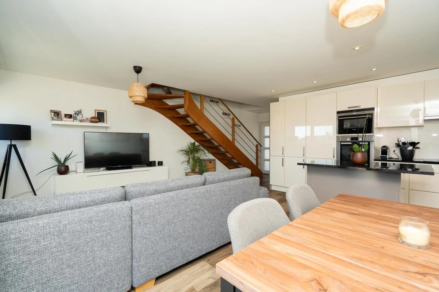 Vivere e Investire: Casa Bifamiliare con Reddito da Affitto - Foto 16 di 17