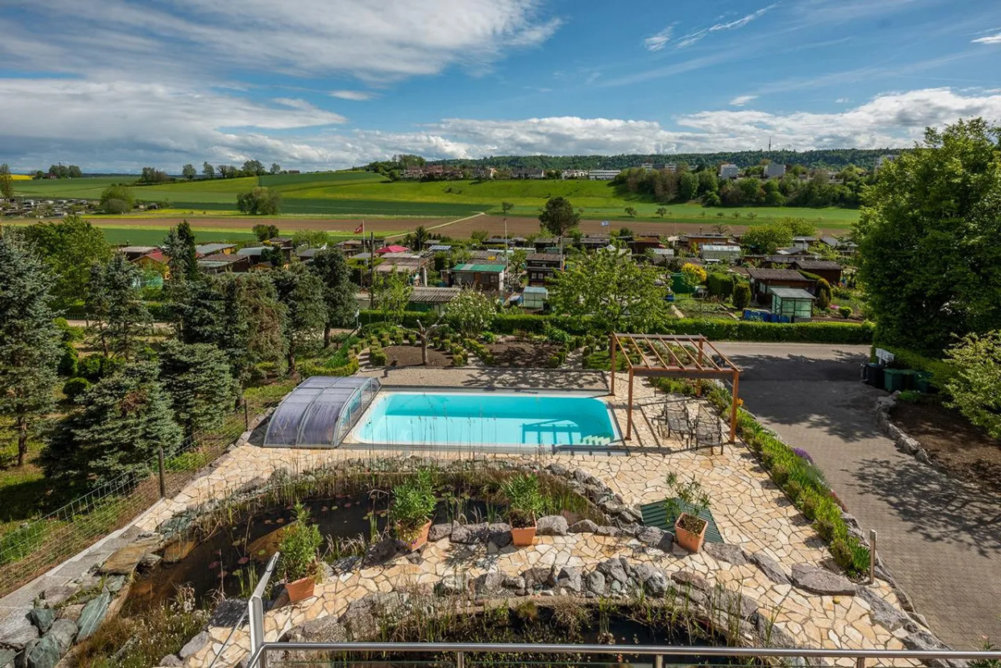 Perle en périphérie avec vue dégagée et piscine - Photo 1 sur 19