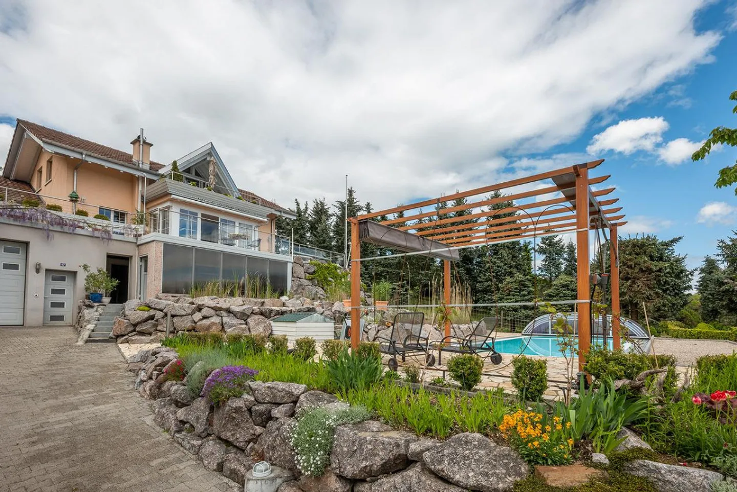 Perle en périphérie avec vue dégagée et piscine - Photo 2 sur 19