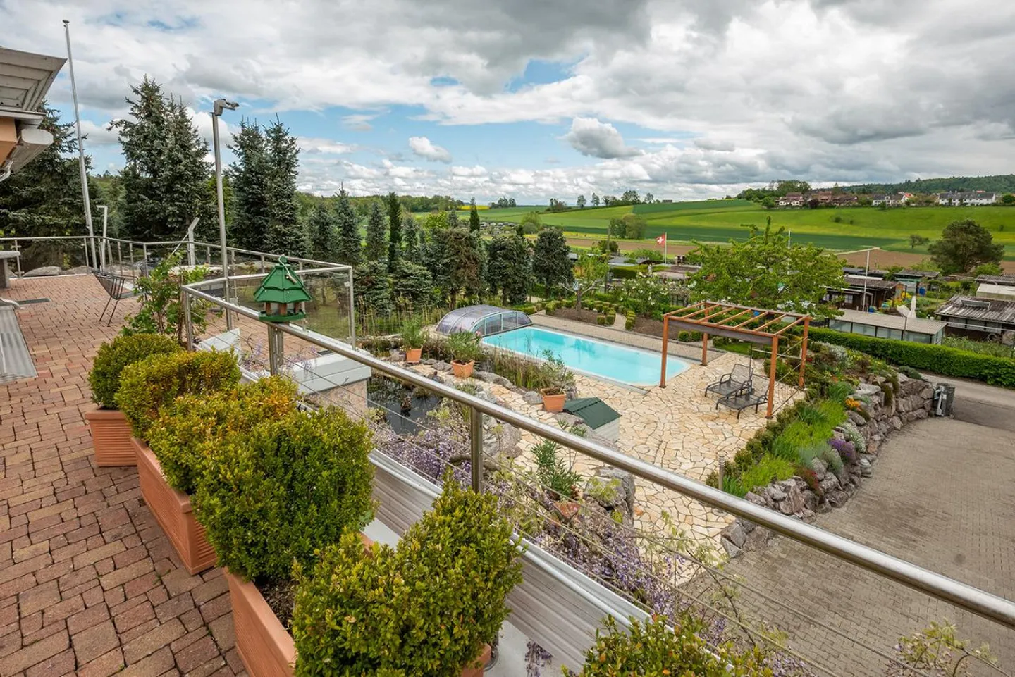 Perle en périphérie avec vue dégagée et piscine - Photo 3 sur 19