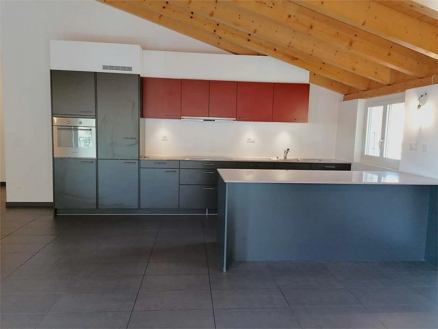 À Cadro, appartement en attique de 4,5 pièces entouré de verdure - Photo 3 sur 8