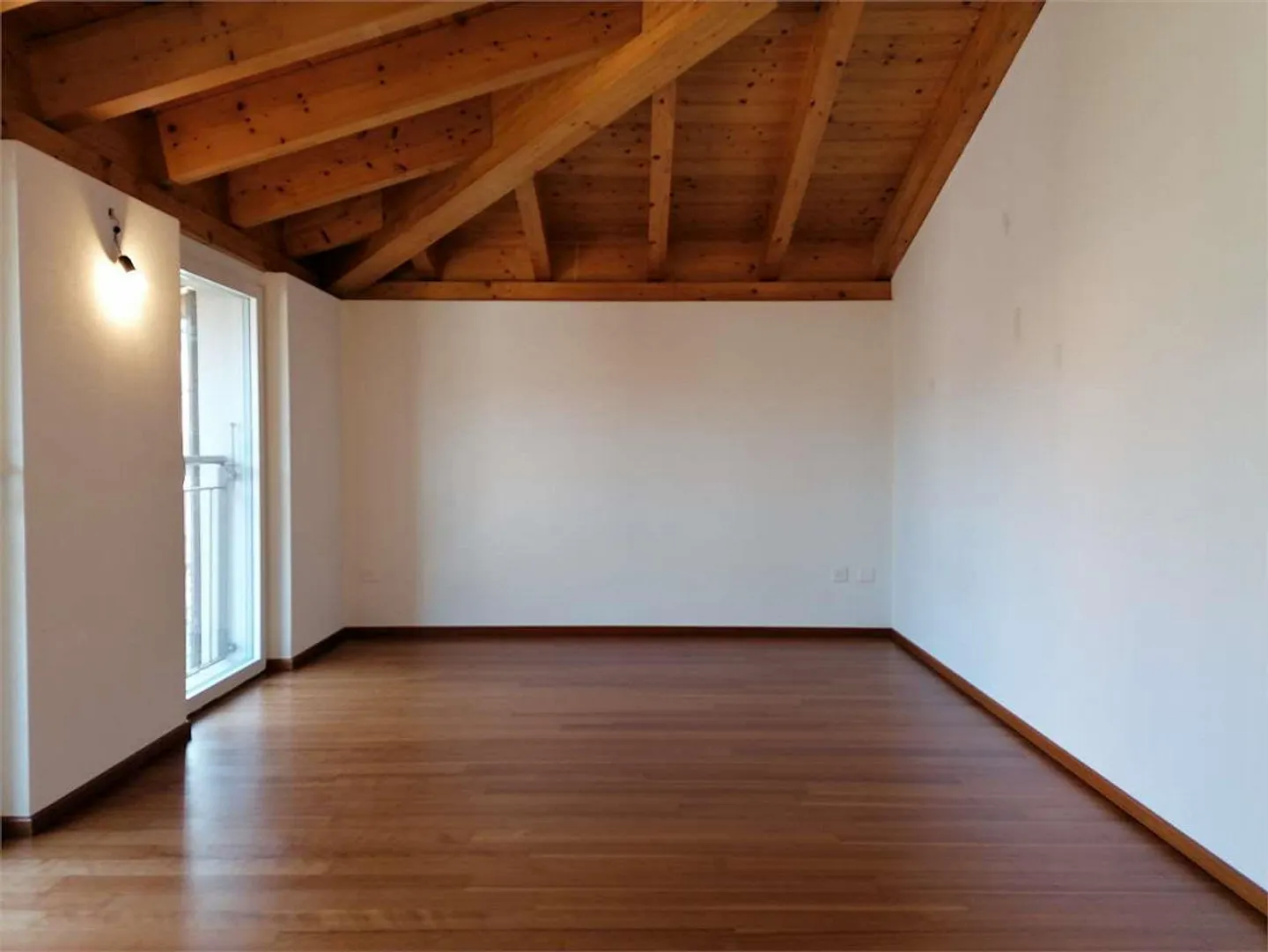À Cadro, appartement en attique de 4,5 pièces entouré de verdure - Photo 4 sur 8