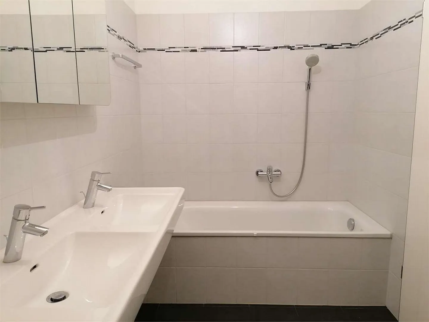 À Cadro, appartement en attique de 4,5 pièces entouré de verdure - Photo 6 sur 8