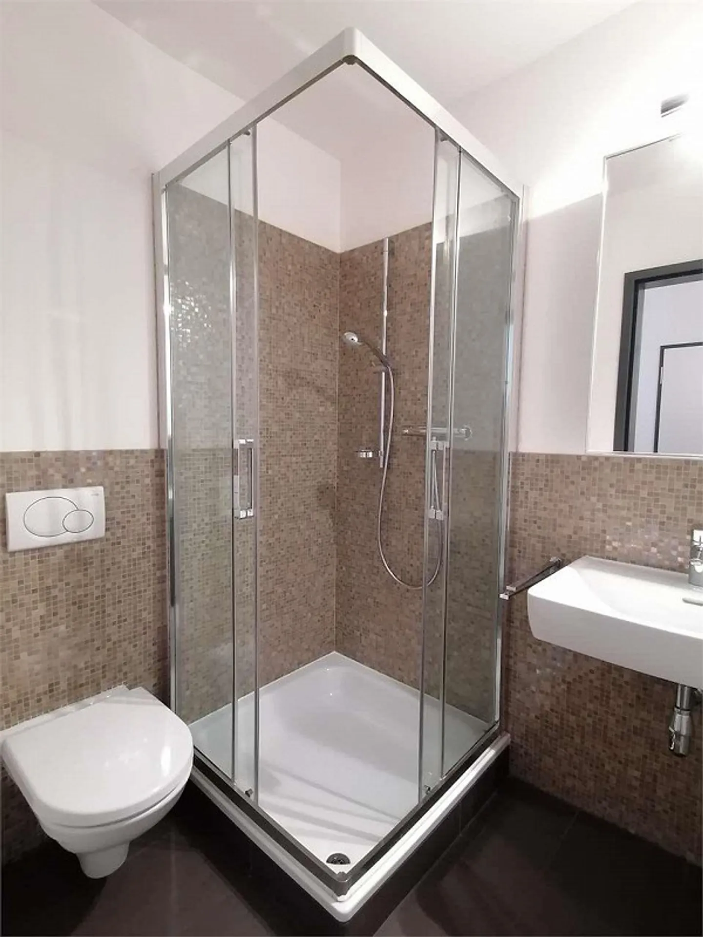 À Cadro, appartement en attique de 4,5 pièces entouré de verdure - Photo 7 sur 8