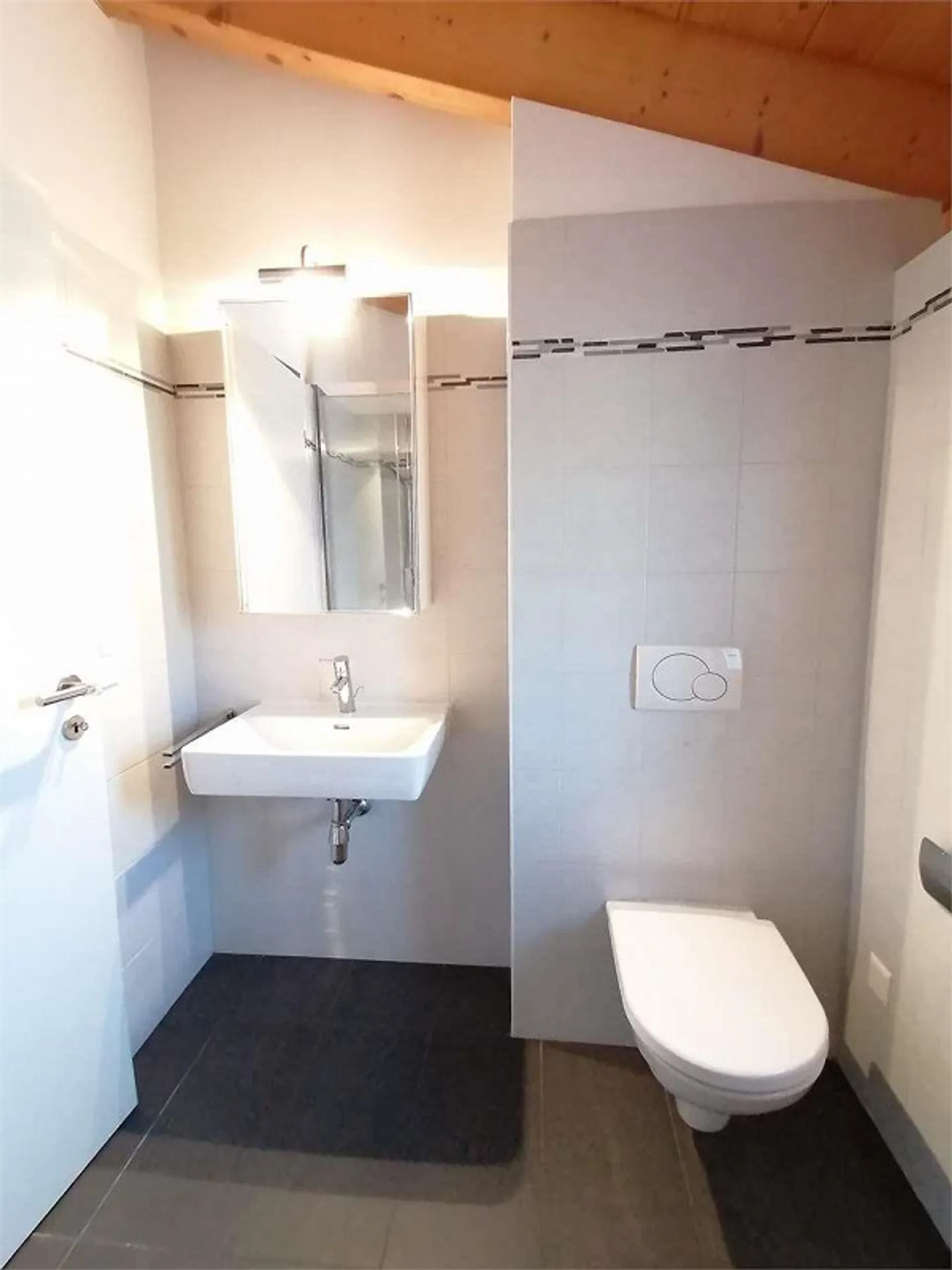 À Cadro, appartement en attique de 4,5 pièces entouré de verdure - Photo 8 sur 8