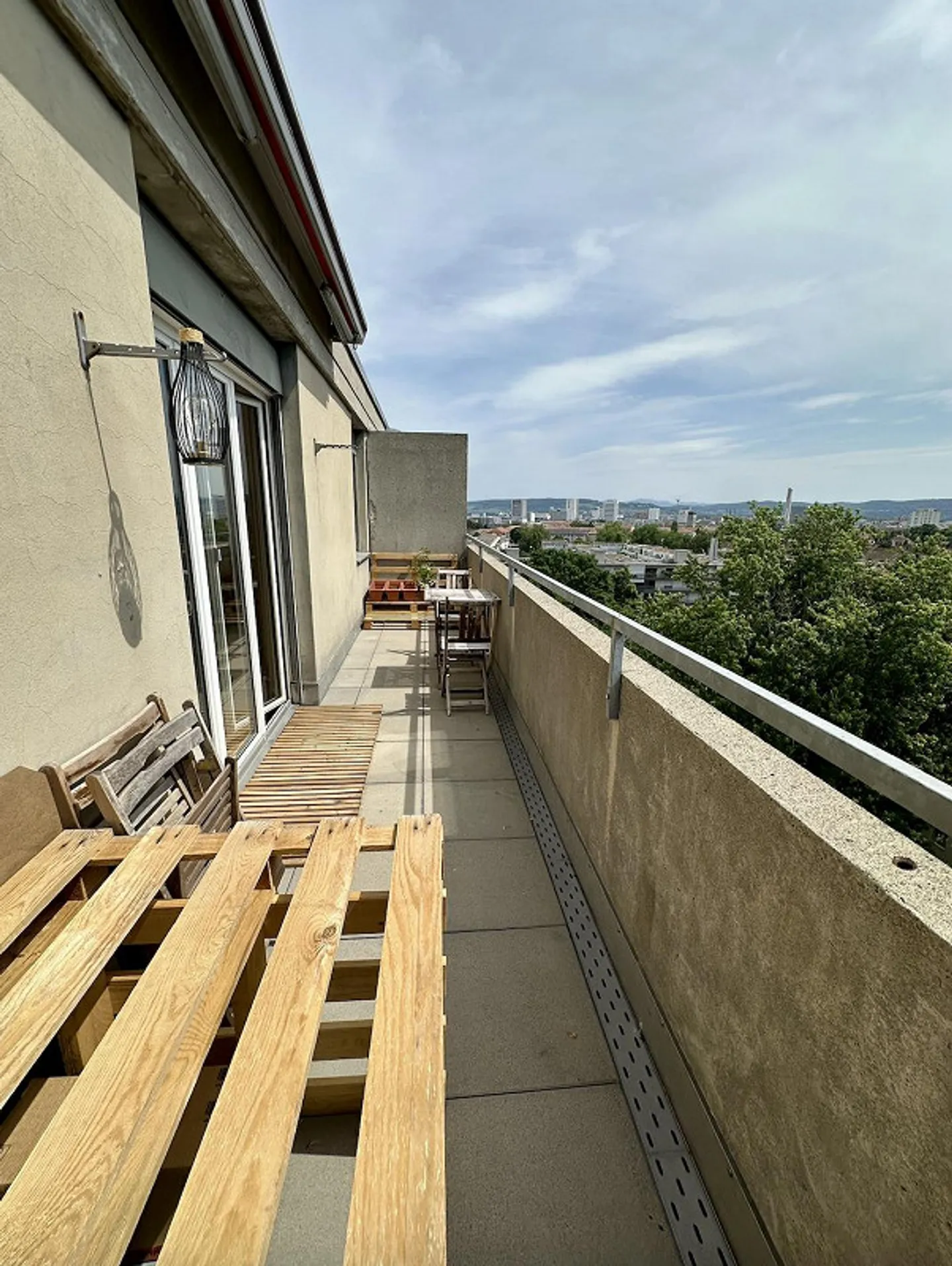 Charming Top Floor Apartment - Photo 2 of 8