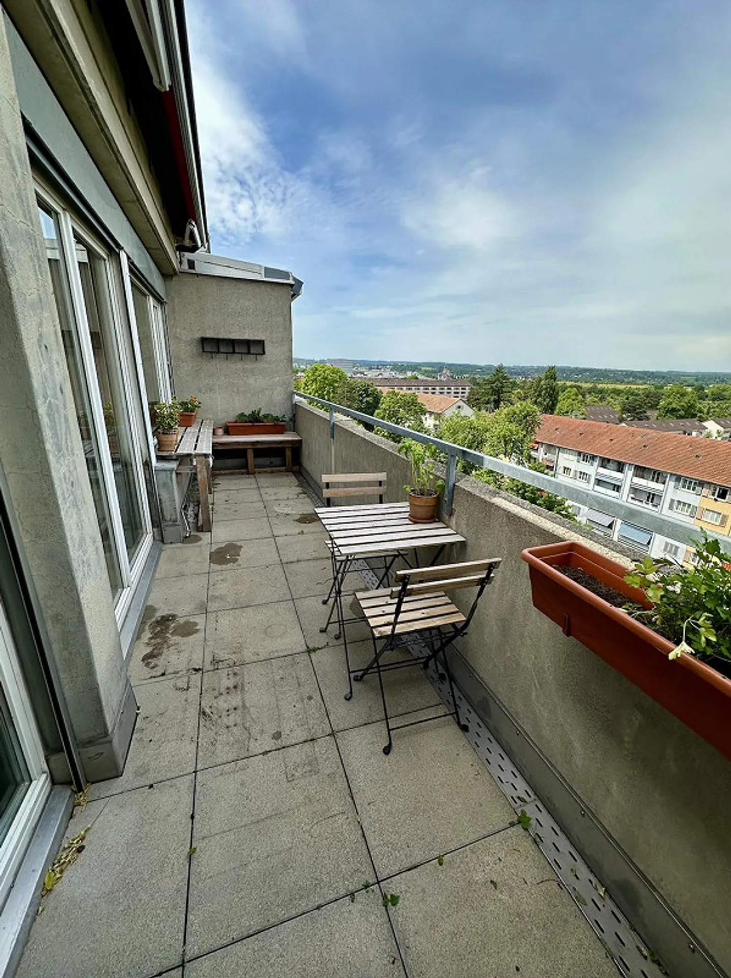 Charming Top Floor Apartment - Photo 3 of 8