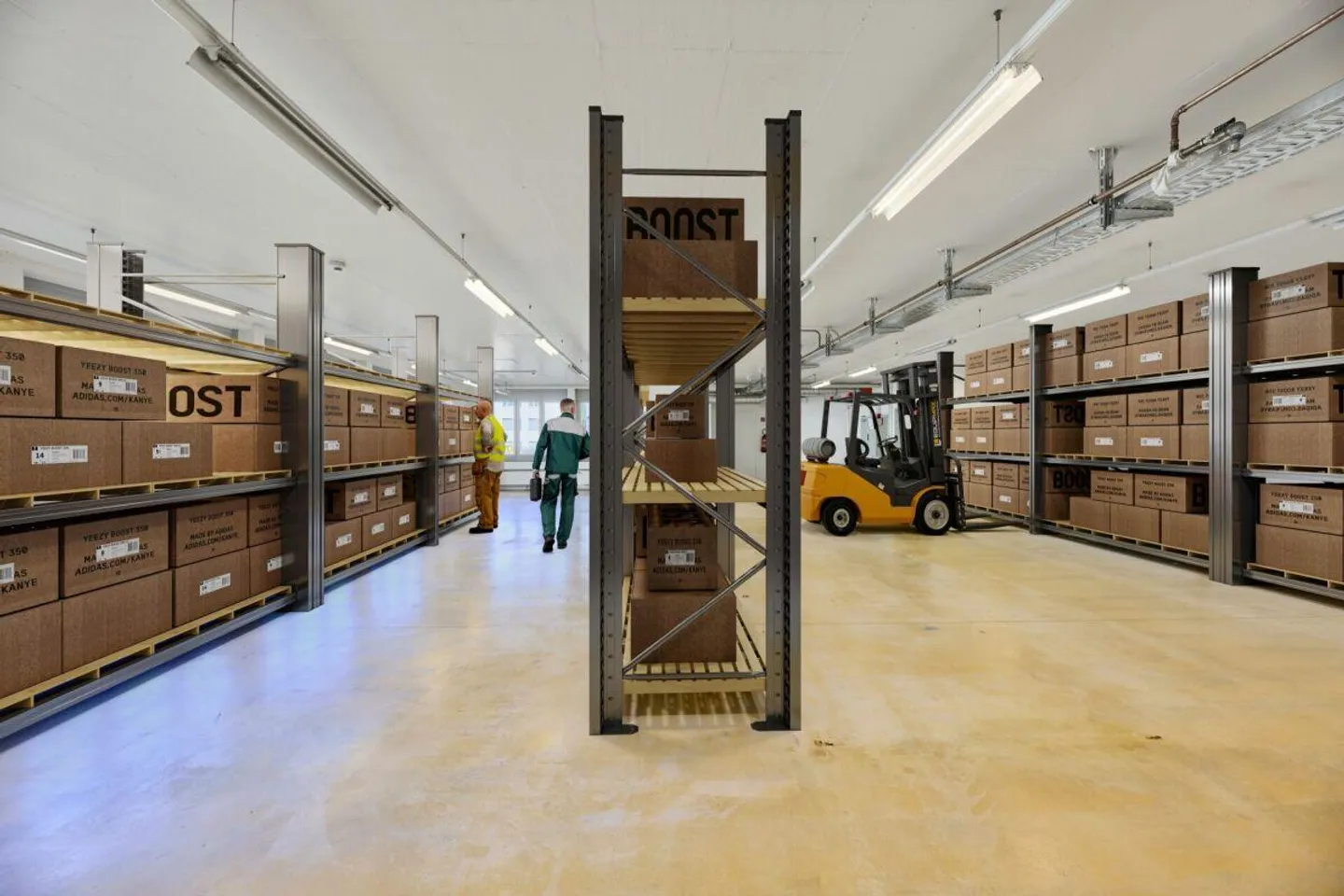 Spazio ideale per stoccaggio/logistica e spedizione a Basilea - 832 m² con alto... - Foto 2 di 12