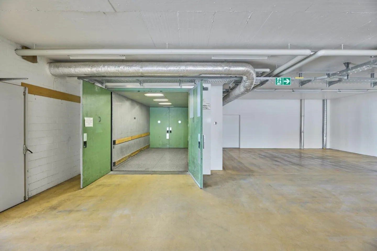 Spazio ideale per stoccaggio/logistica e spedizione a Basilea - 832 m² con alto... - Foto 3 di 12