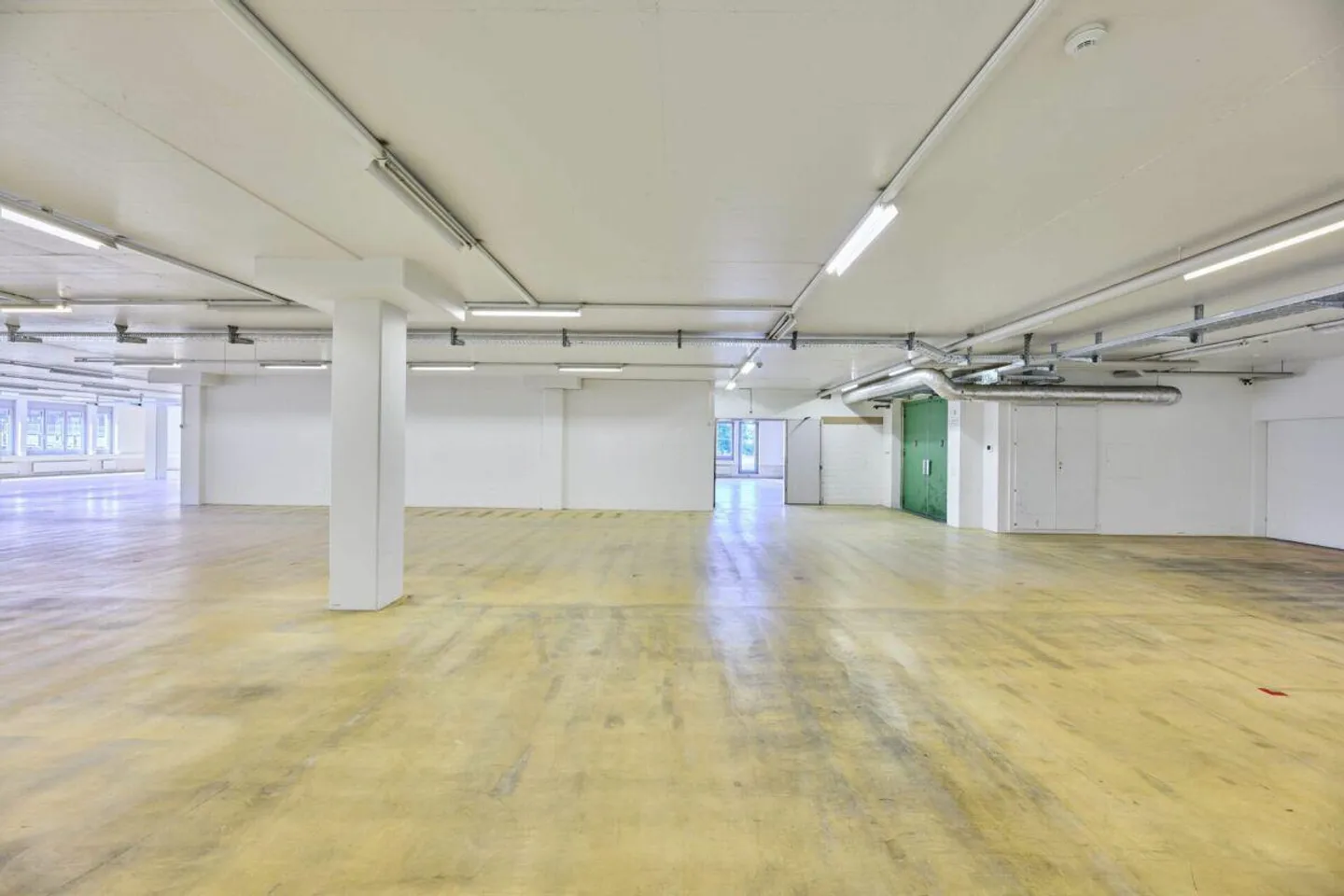 Spazio ideale per stoccaggio/logistica e spedizione a Basilea - 832 m² con alto... - Foto 4 di 12