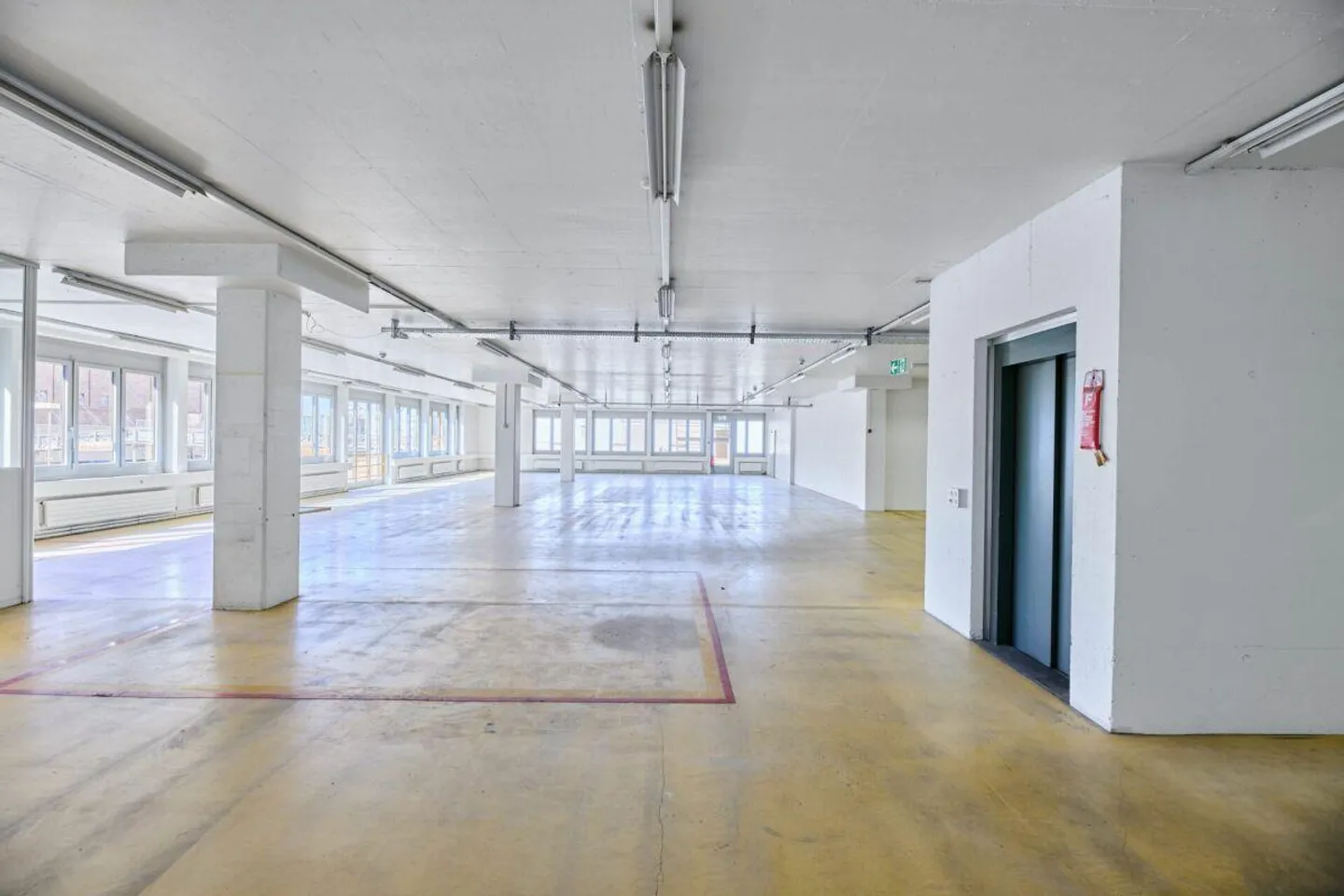 Spazio ideale per stoccaggio/logistica e spedizione a Basilea - 832 m² con alto... - Foto 7 di 12