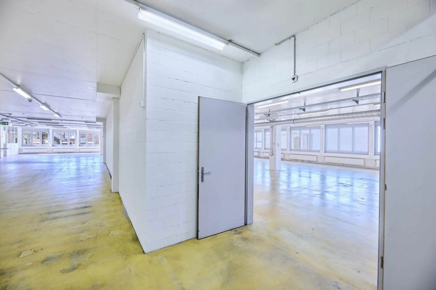 Spazio ideale per stoccaggio/logistica e spedizione a Basilea - 832 m² con alto... - Foto 9 di 12