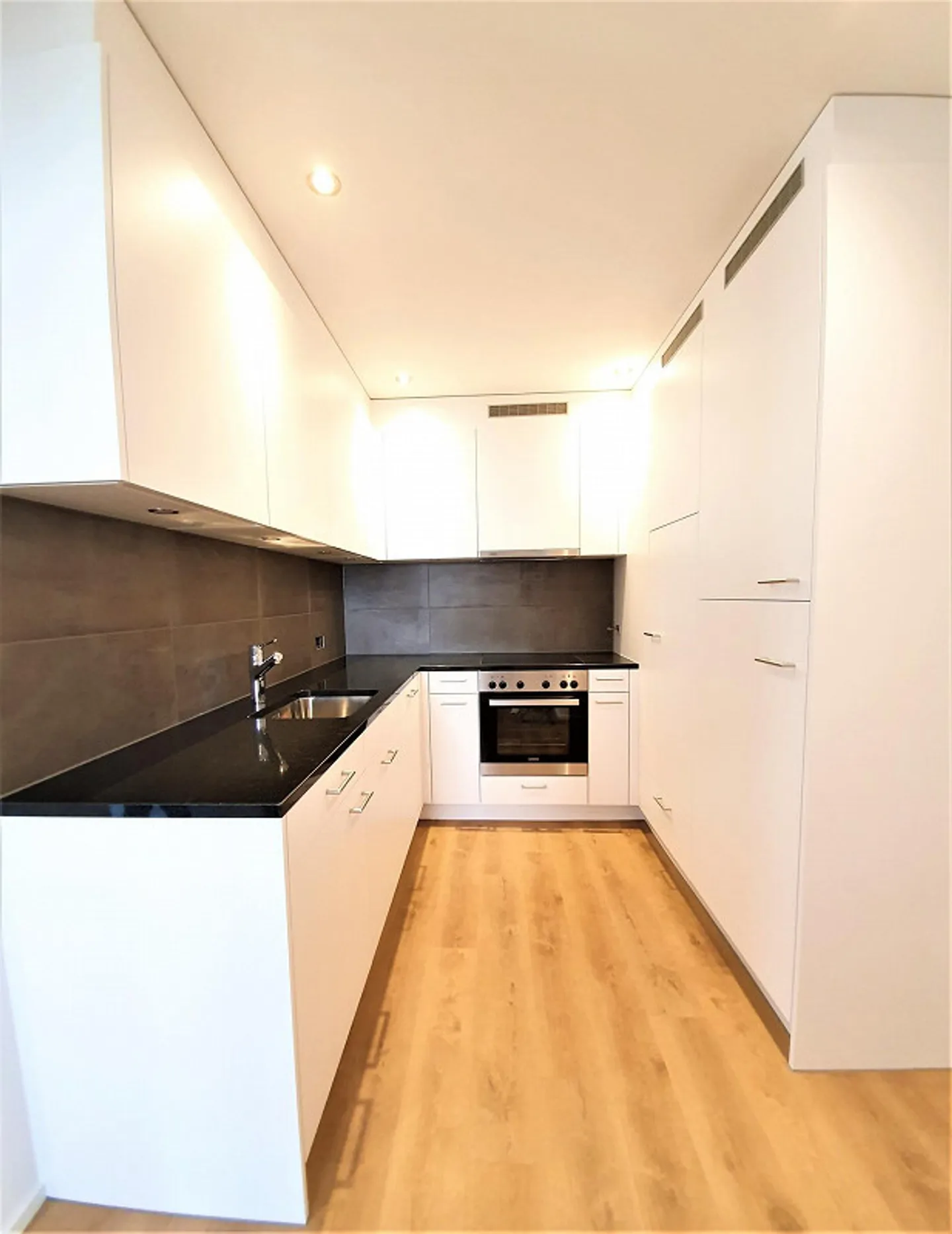 studio moderne dans un emplacement central - Photo 2 sur 8