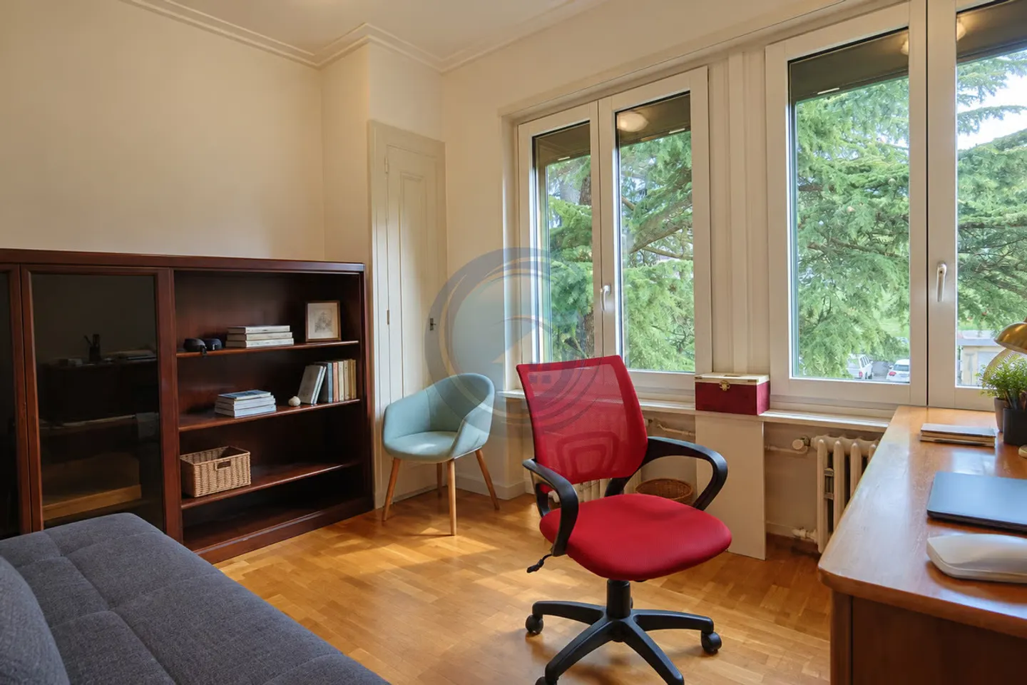 SPACIOUS 4.5-ROOM APARTMENT WITH PANORAMIC VIEW OF THE LAKE - Photo 9 of 13
