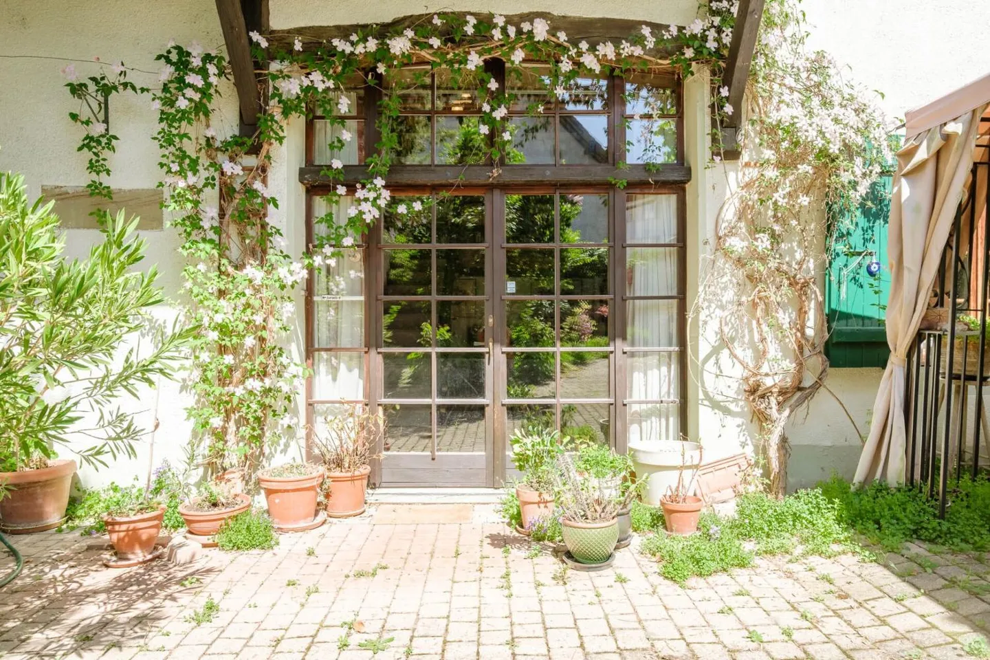Casa di Villaggio Caratteristica con Giardino Fiancheggiato da Alberi - Foto 1 di 12
