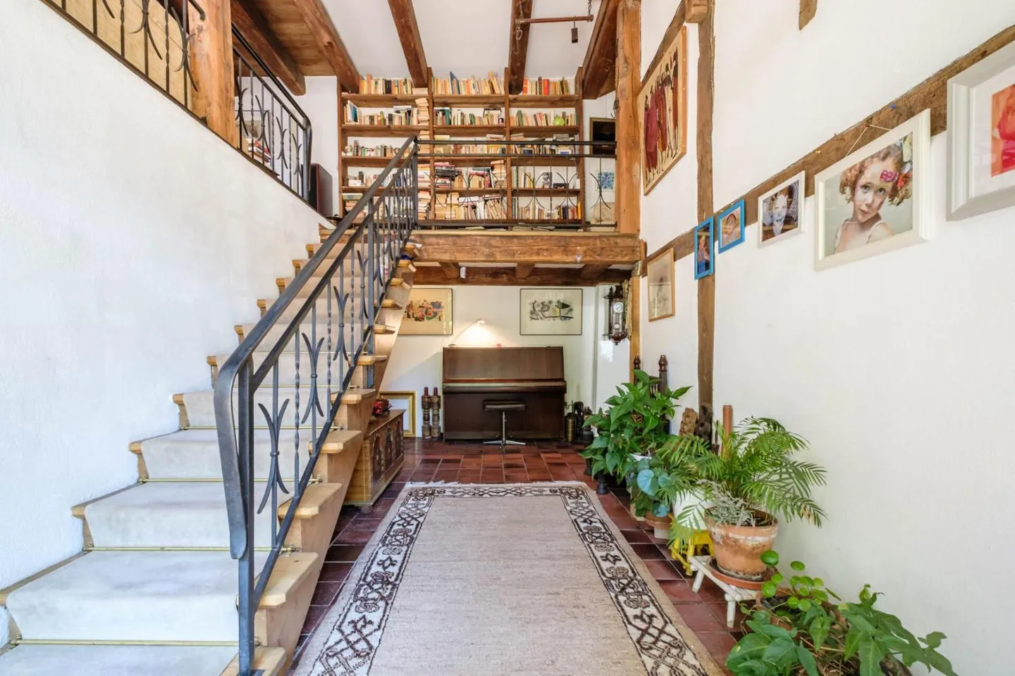 Casa di Villaggio Caratteristica con Giardino Fiancheggiato da Alberi - Foto 2 di 12