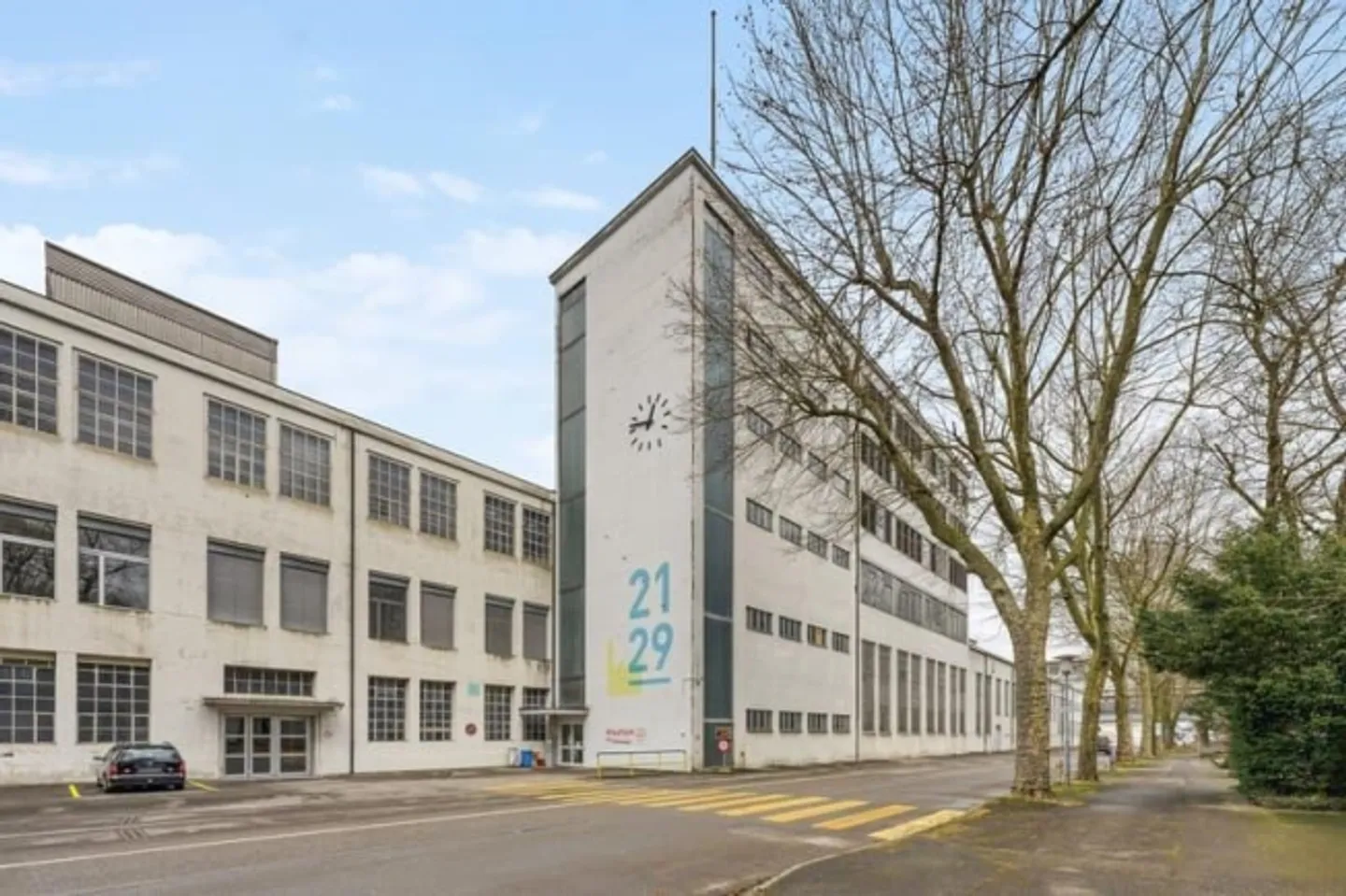 Mixed-use building for rent - Photo 1 of 3
