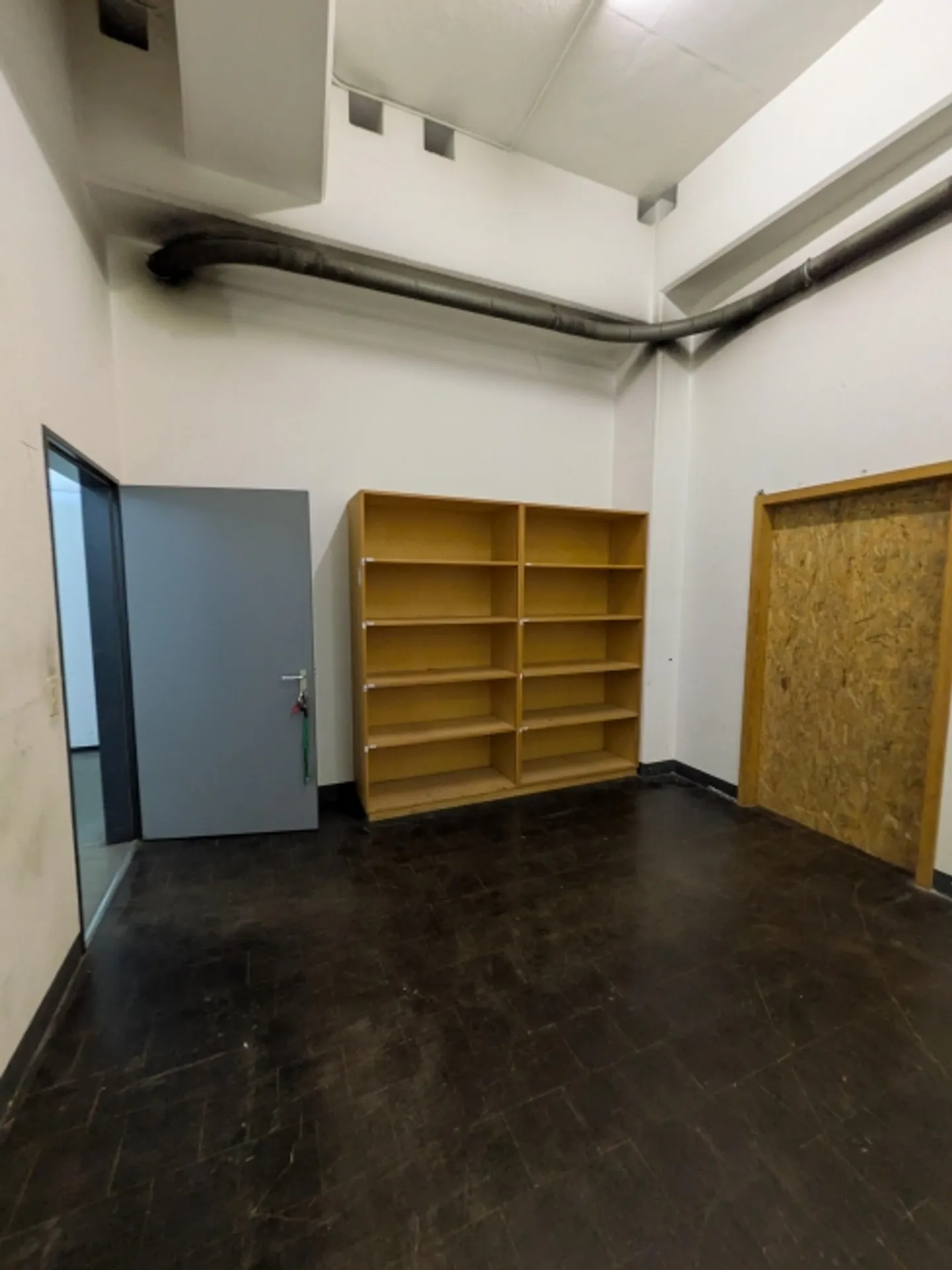Mixed-use building for rent - Photo 2 of 3