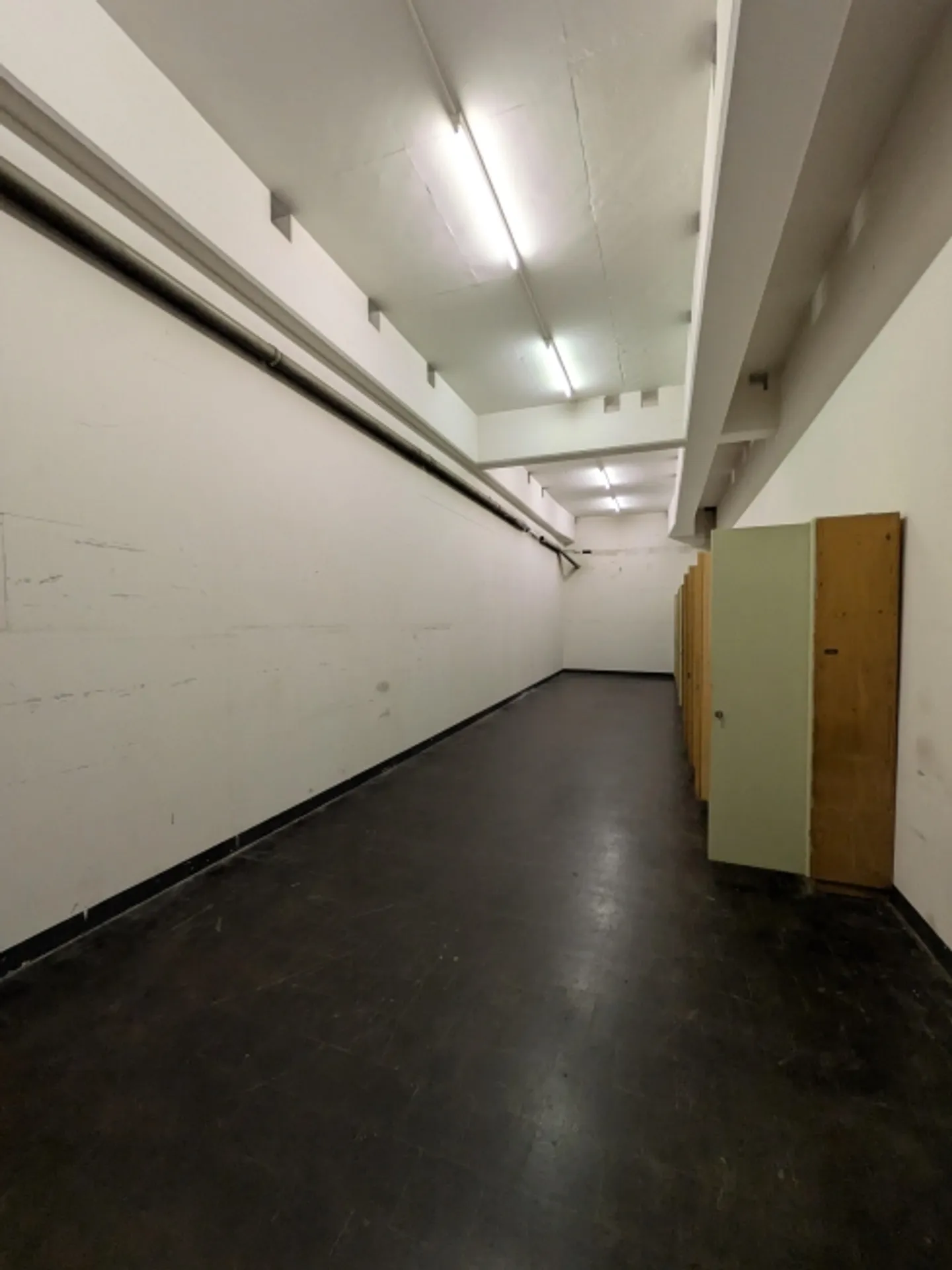 Mixed-use building for rent - Photo 3 of 3