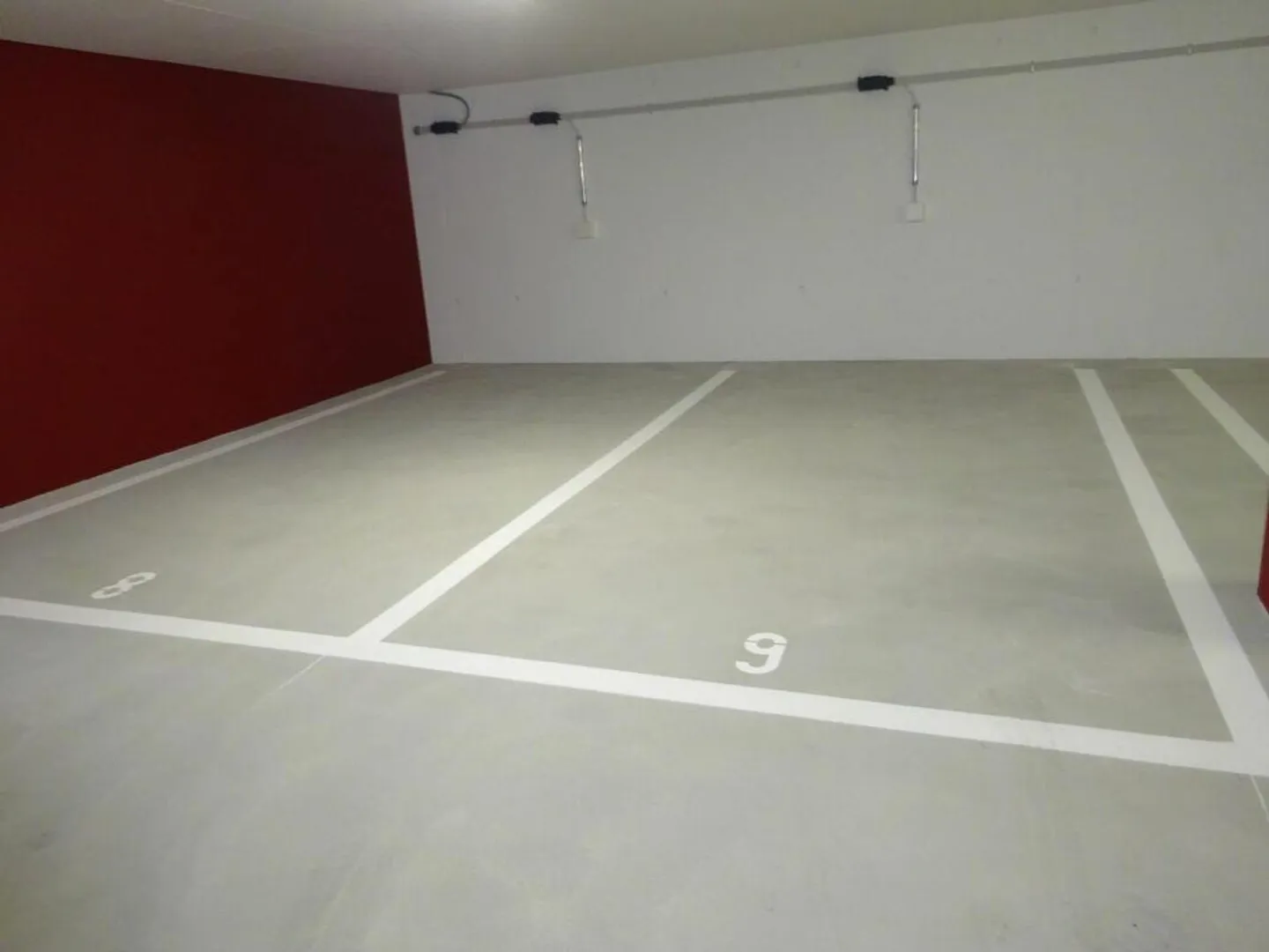 Place de parking souterrain avec station de recharge électrique - Photo 1 sur 1