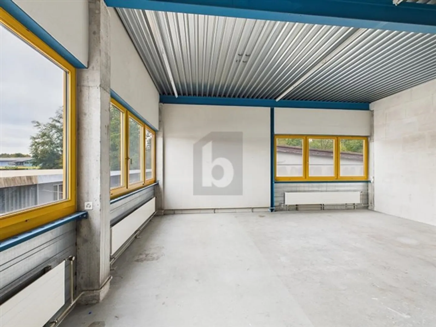 CON UN GRANDE ASCENSORE PER MERCI ALL'USCITA DELL'AUTOSTRADA - Foto 3 di 5