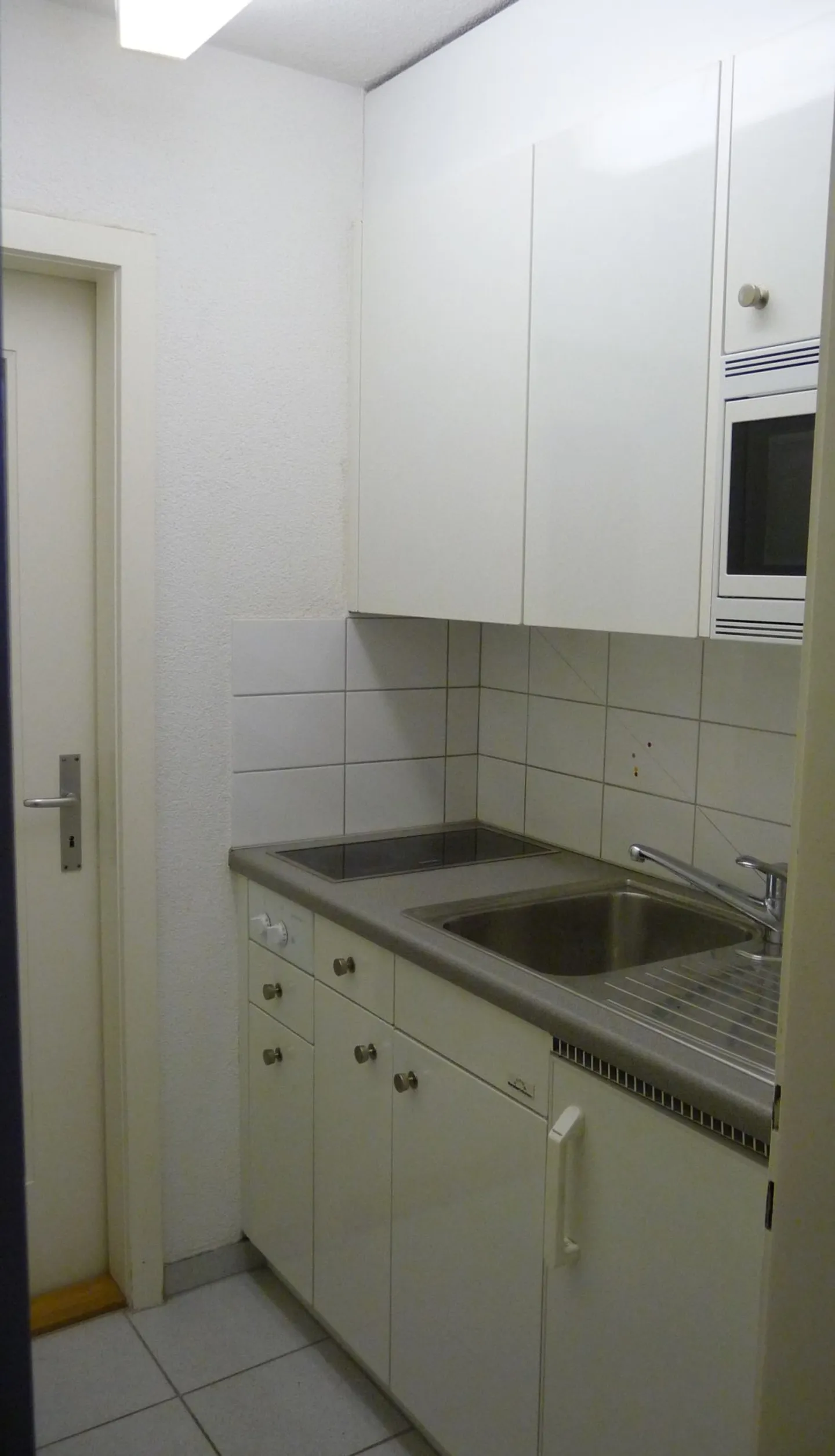 Bellissimo e luminoso appartamento 1.5 stanze. Cucina separata, ascensore. Ultimo piano con vista! Centrale (autobus + stazione ferroviaria, negozi, lago!) - Foto 3 di 4