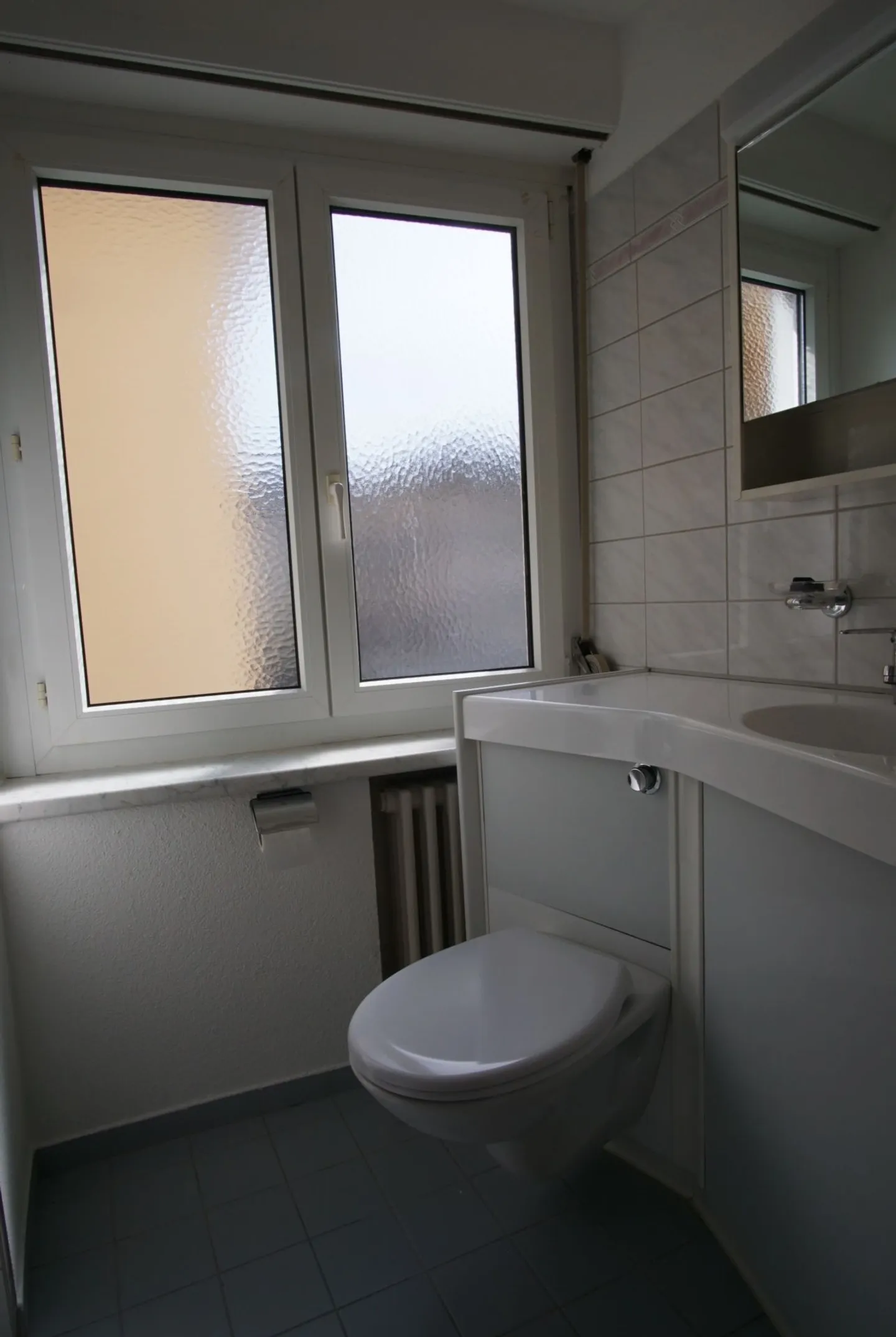 Bellissimo e luminoso appartamento 1.5 stanze. Cucina separata, ascensore. Ultimo piano con vista! Centrale (autobus + stazione ferroviaria, negozi, lago!) - Foto 4 di 4