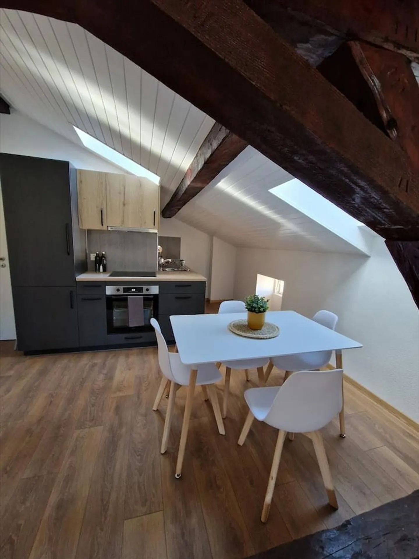 Schöne 2,5-Zimmer-Loftwohnung komplett möbliert im Dachgeschoss in Leytron - Foto 2 von 9