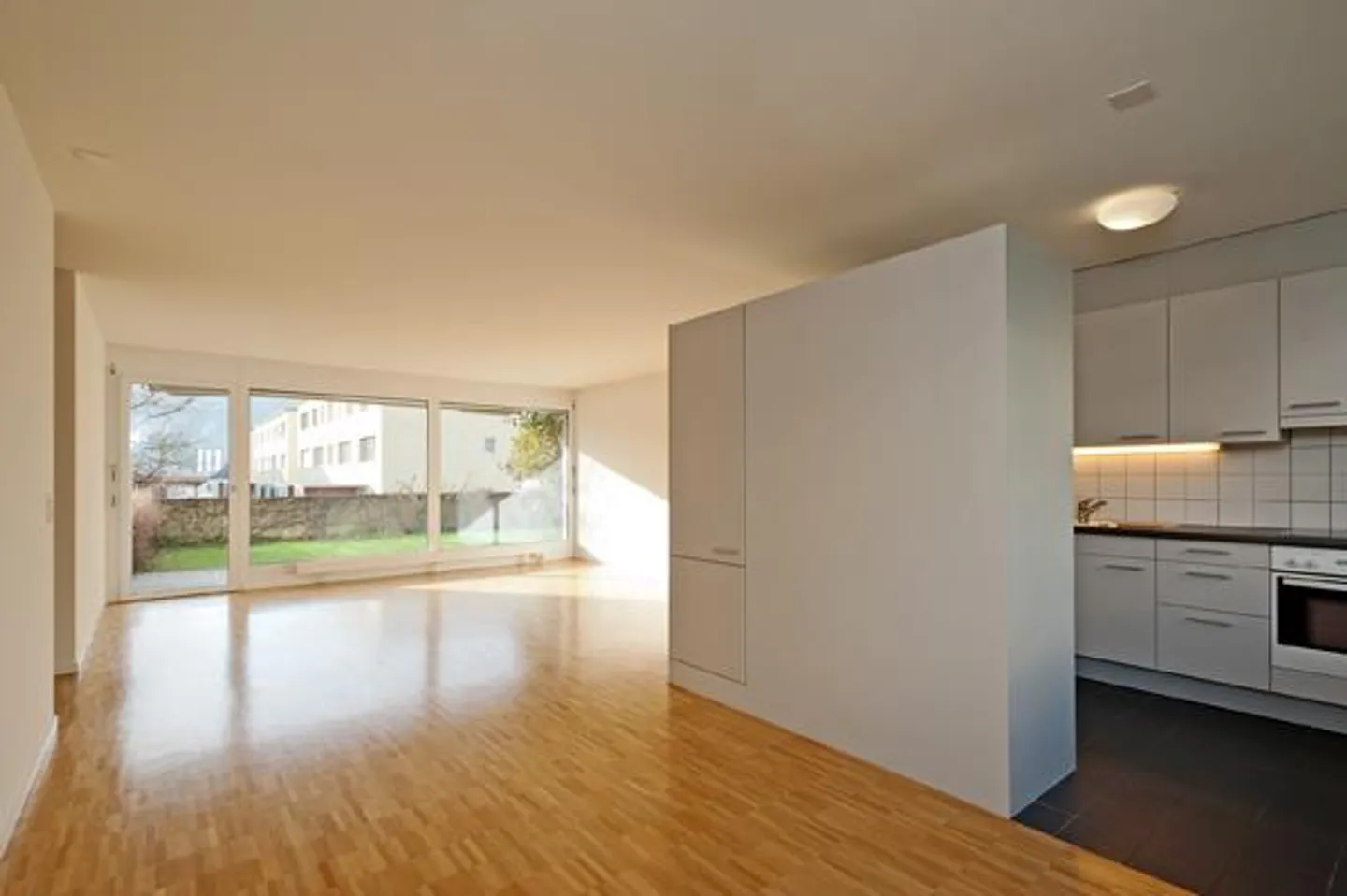 Appartamento moderno con balcone soleggiato - Foto 3 di 9