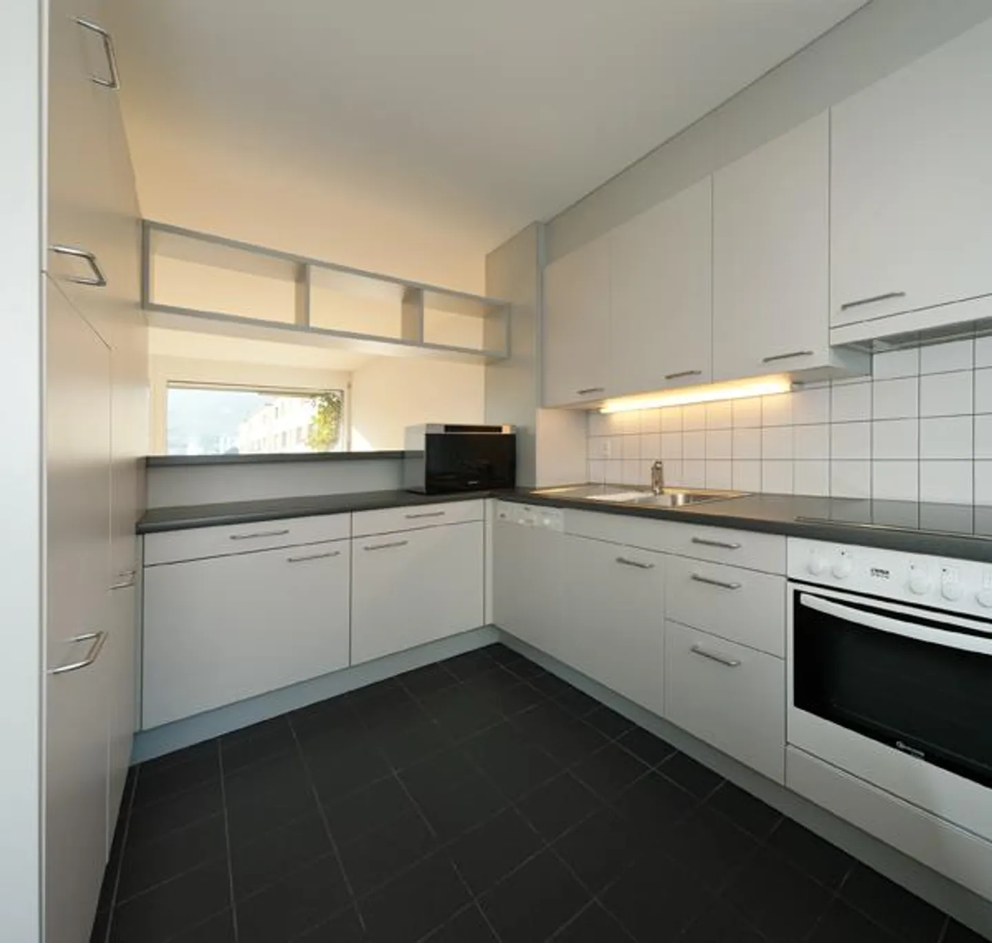 Appartamento moderno con balcone soleggiato - Foto 4 di 9