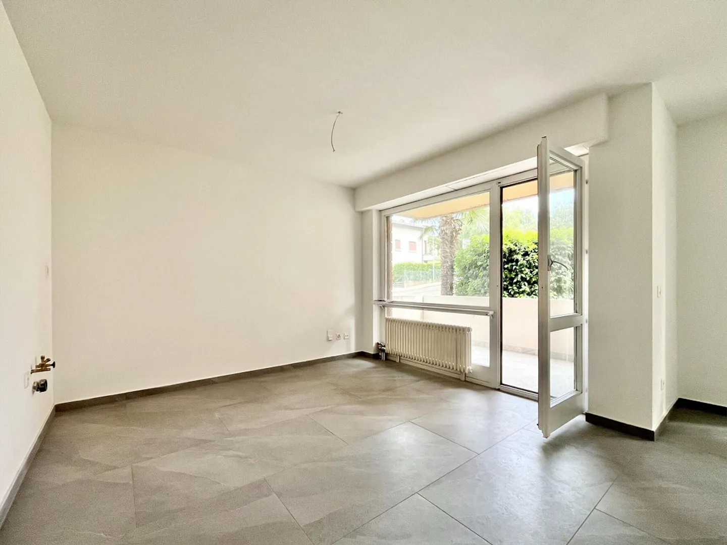 APPARTAMENTO RINNOVATO 3.5 LUMINOSO NEL DISTRETTO CENTRALE DI MENDRISIO - Foto 2 di 10