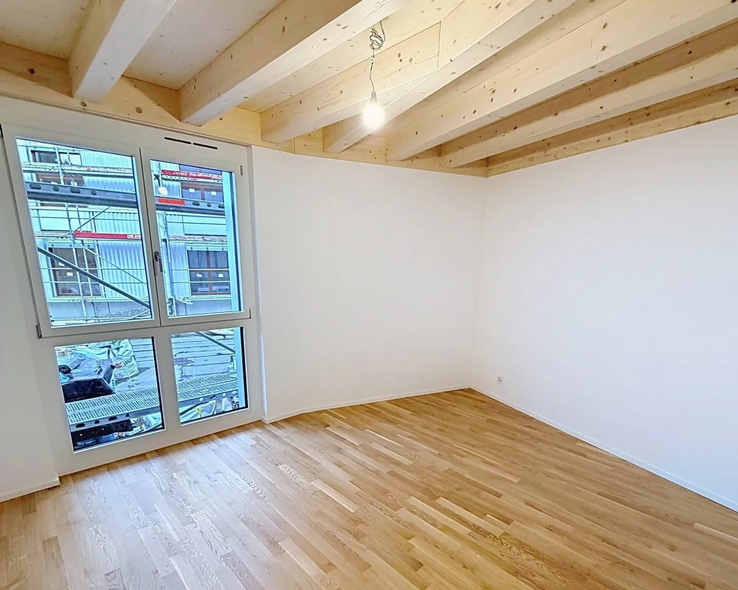 Modern Apartment Near Lake - Photo 5 of 8