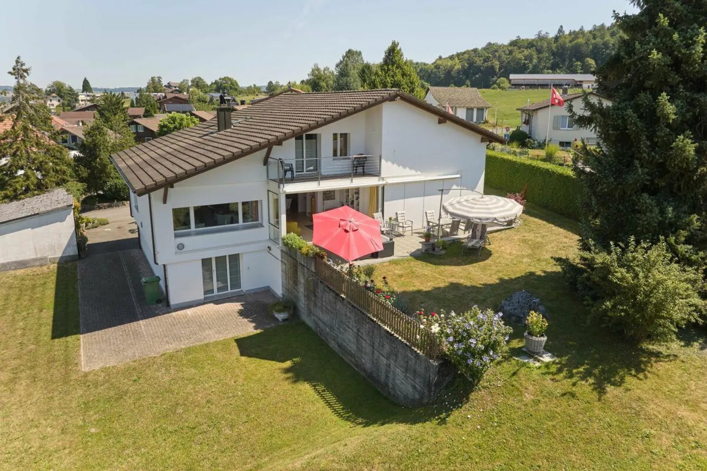 8.5-Zimmer-Einfamilienhaus mit Studio für Home-Office oder stilles ... - Foto 1 von 15