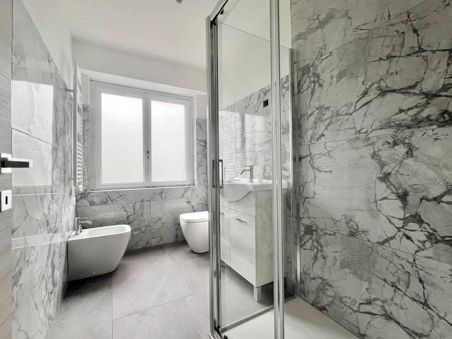 APPARTAMENTO RINNOVATO 3.5 LUMINOSO NEL DISTRETTO CENTRALE DI MENDRISIO - Foto 5 di 10