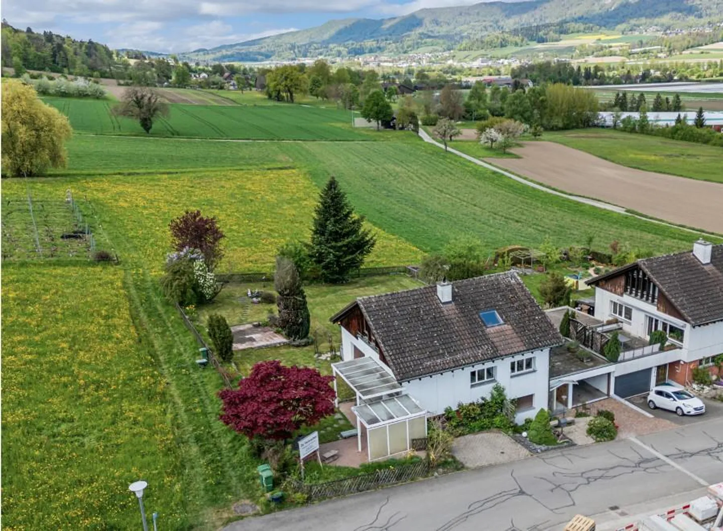 Casa unifamiliare affascinante a Dällikon - Vicino alla natura con privacy e potenziale di ristrutturazione - Foto 1 di 8