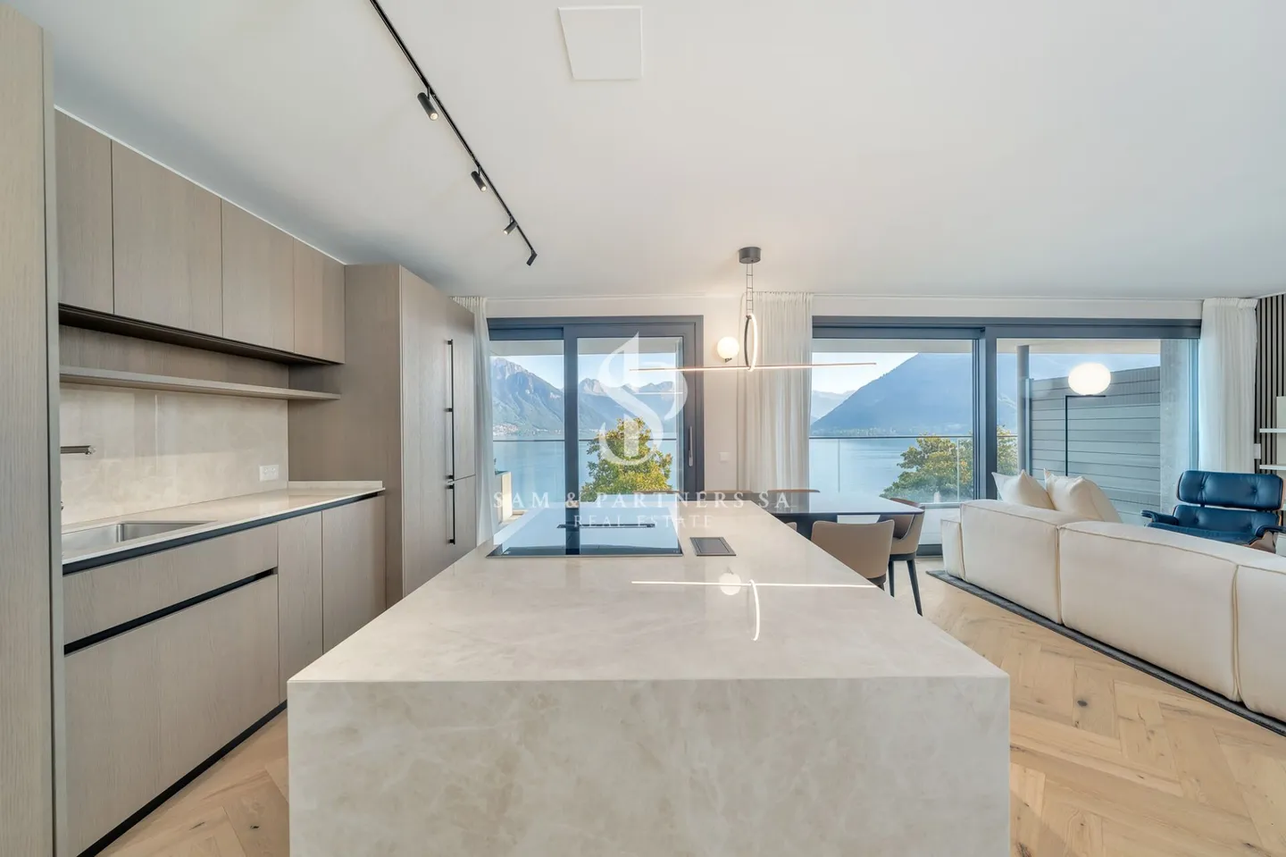 Penthouse with rooftop and lake view - Photo 2 of 17