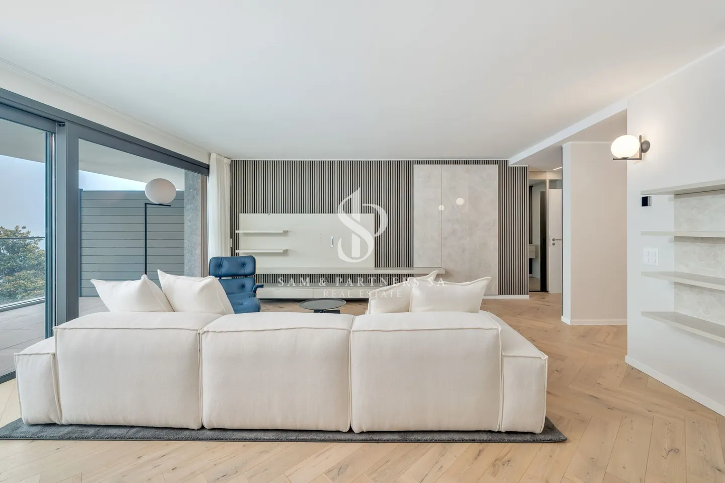 Penthouse with rooftop and lake view - Photo 4 of 17