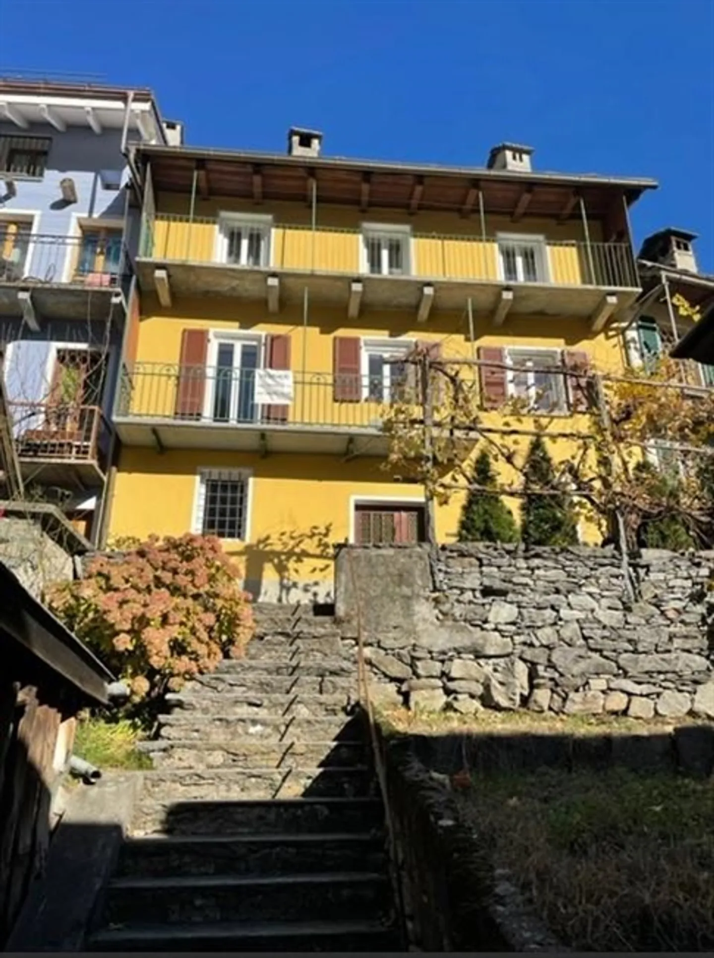 «Bella casa ticinese di 6.5 locali nel nucleo con giardino privato e garage separato / Schönes Tessinerhaus mit privatem Garten und separater Garage» - Foto 1 di 20