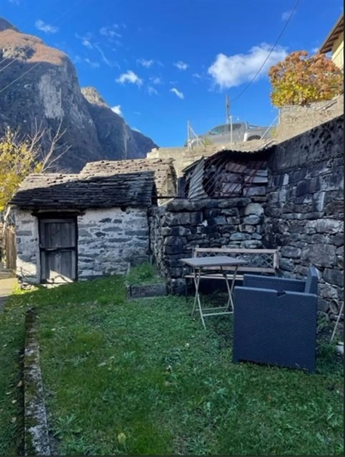 «Bella casa ticinese di 6.5 locali nel nucleo con giardino privato e garage separato / Schönes Tessinerhaus mit privatem Garten und separater Garage» - Foto 2 di 20