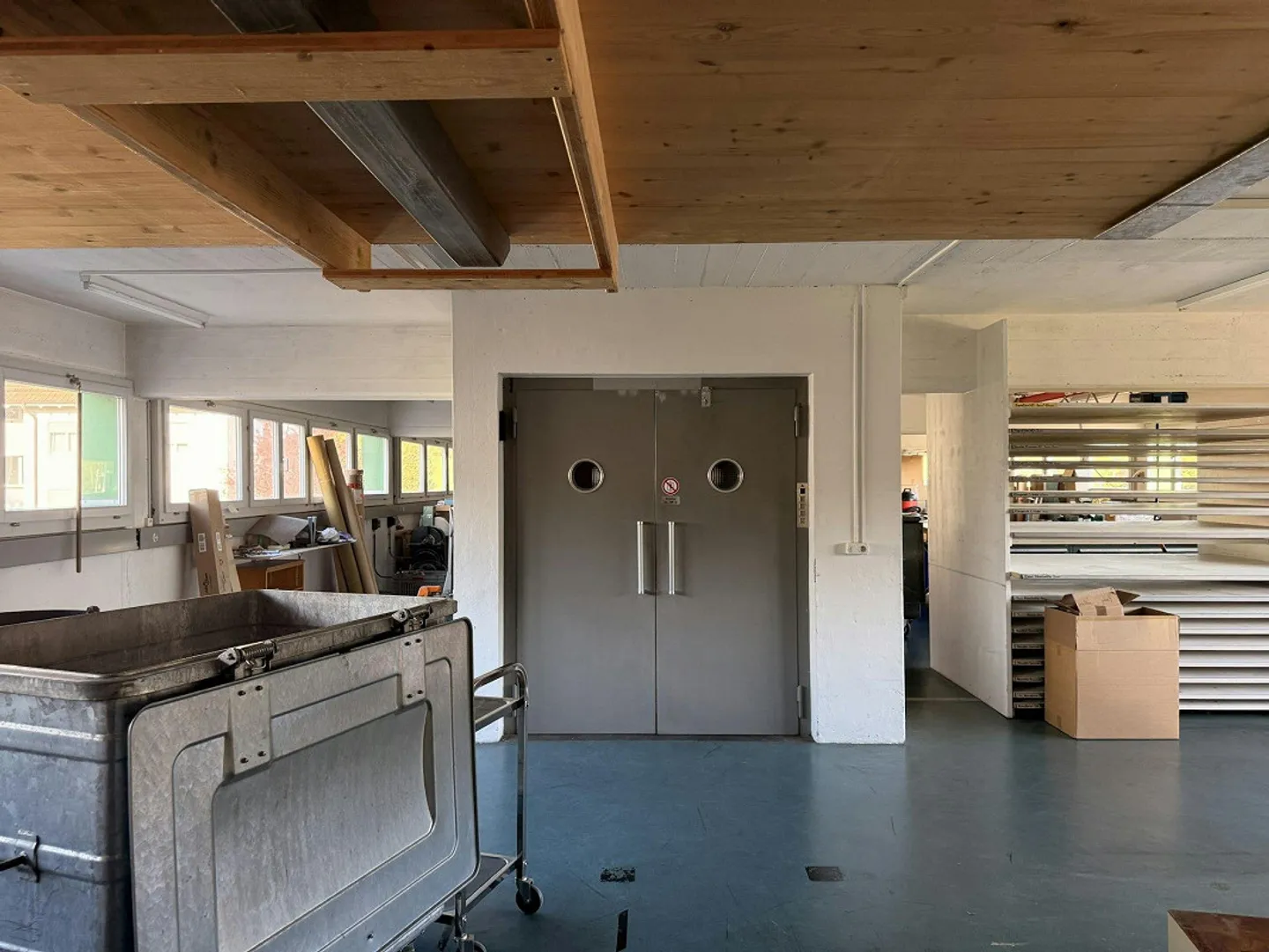 Commercial space with ramp and goods lift in Elsau - Photo 1 of 5