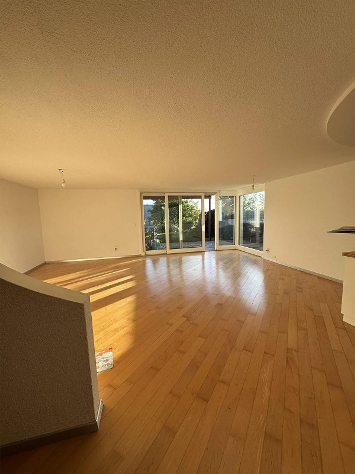 Maison individuelle en rangée de 5,5 pièces dans la verdure aux portes de Zurich - Photo 2 sur 7