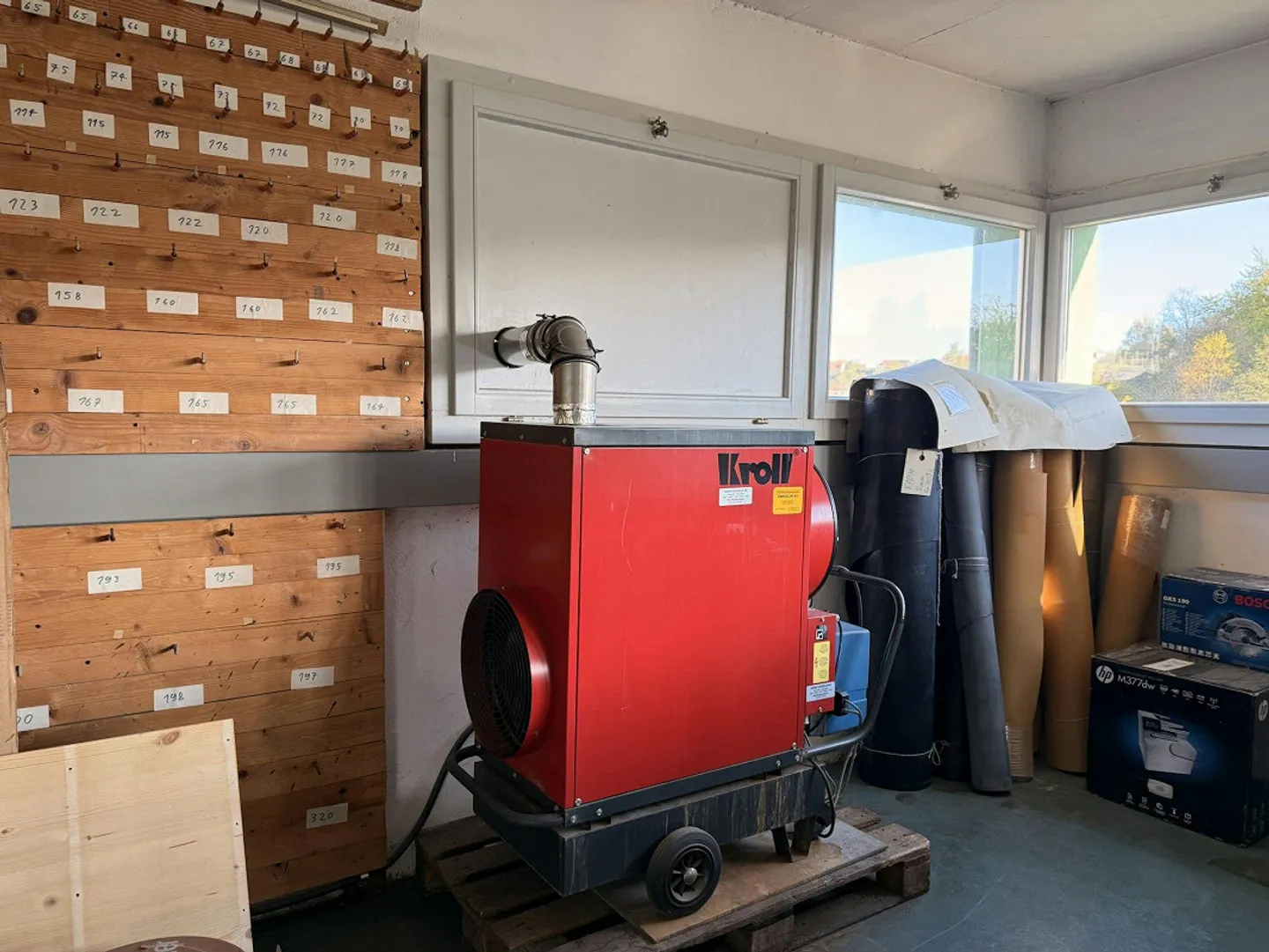 Commercial space with ramp and goods lift in Elsau - Photo 4 of 5