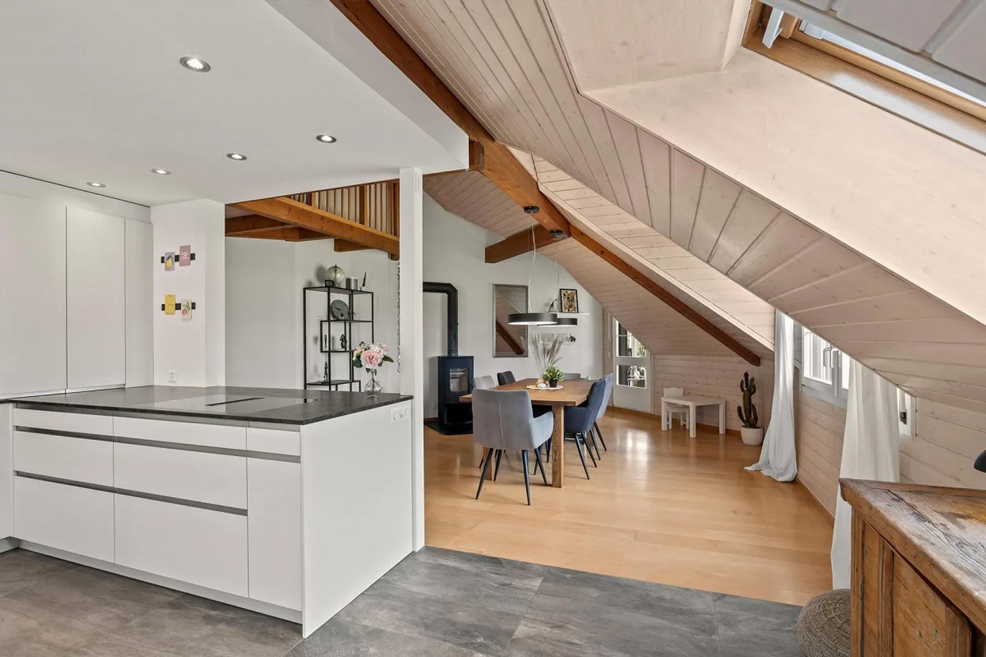 SPACIOUS ROOF APARTMENT - CHARMING AND AFFORDABLE - Photo 2 of 5