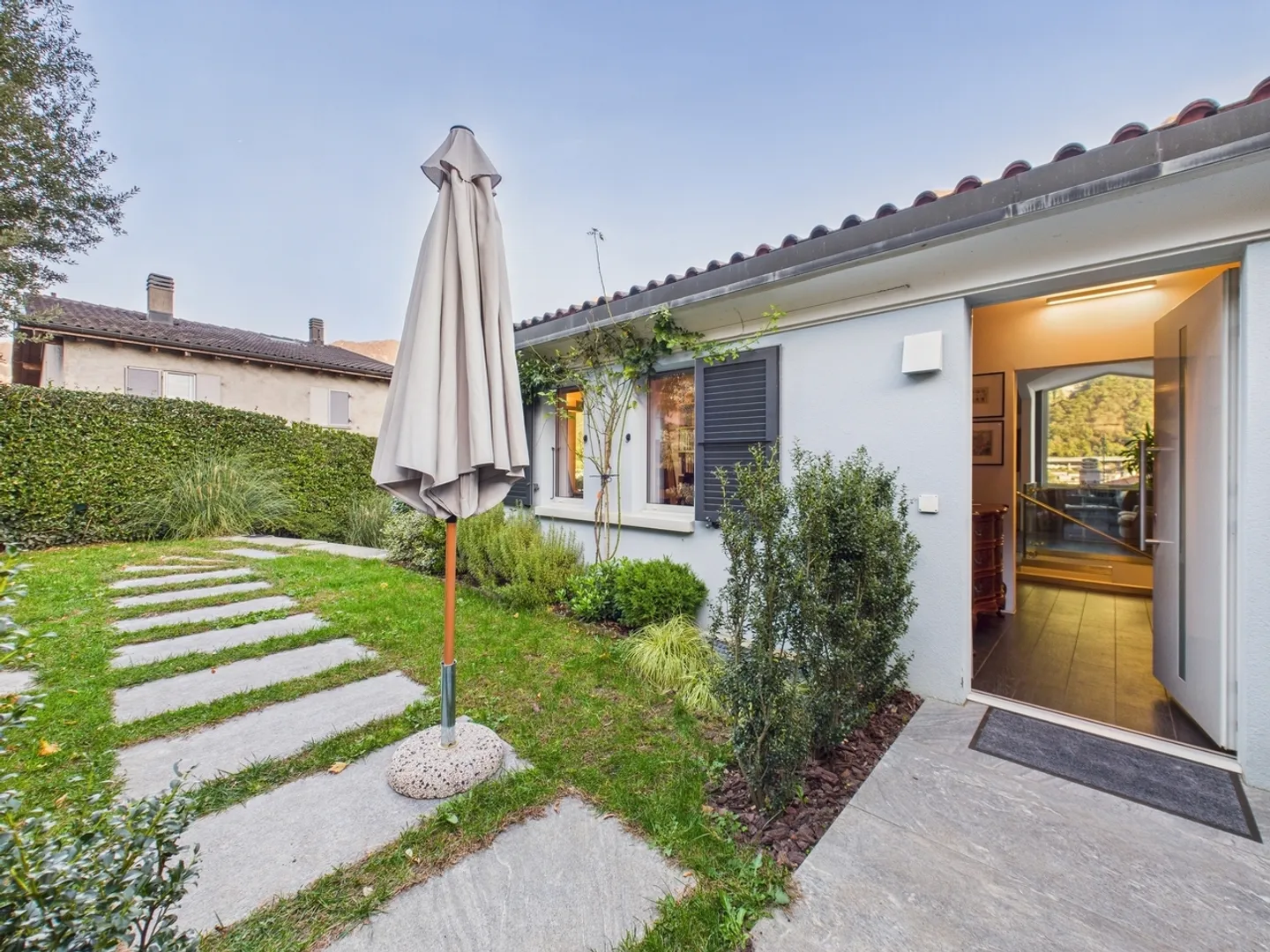 Bright single-family villa with 5.5 rooms in Riva San Vitale, TI - Photo 1 of 13
